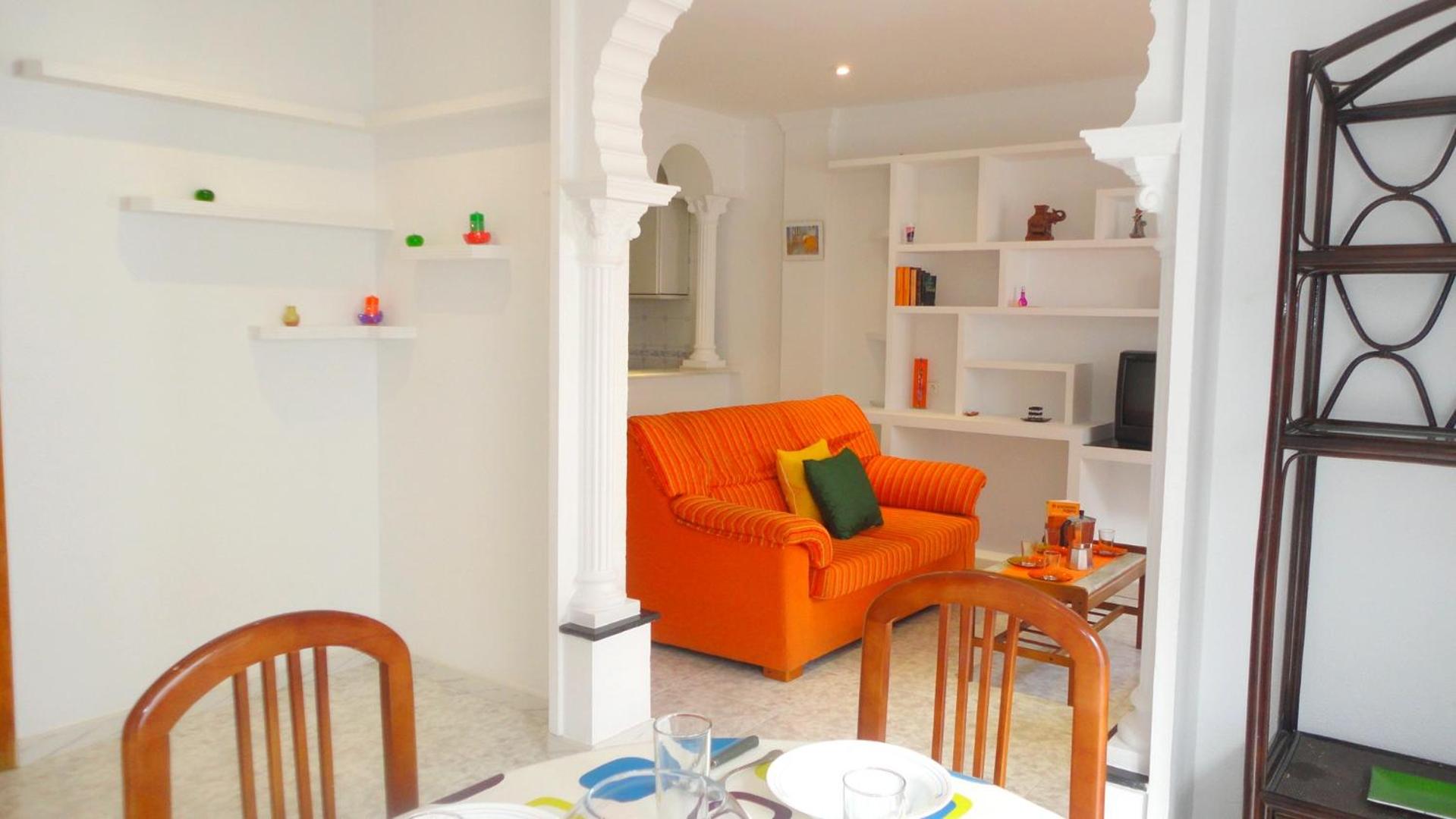 Apartamento de tres habitaciones con balcón