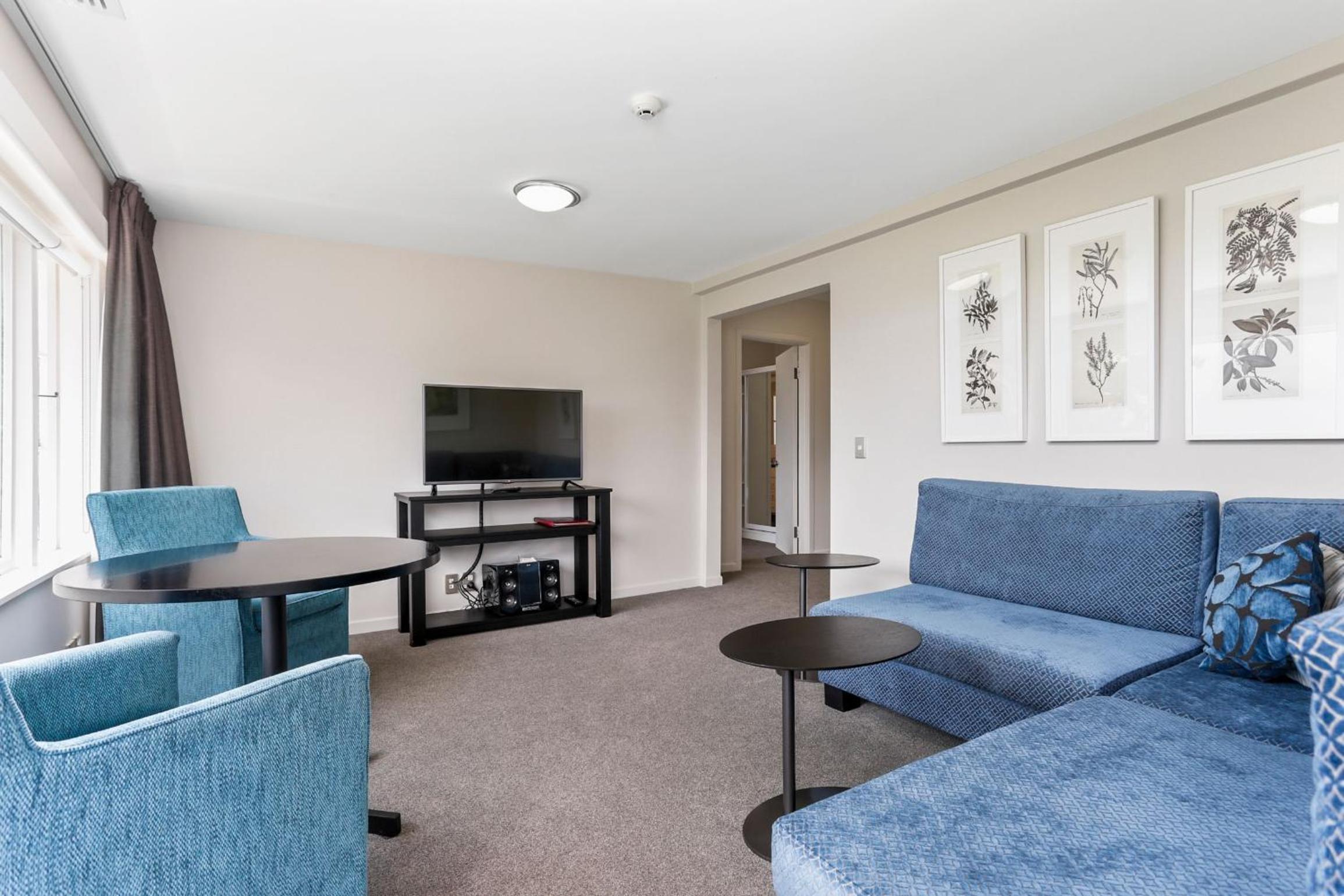 Two-Bedroom Apartment with City View - Photo 2