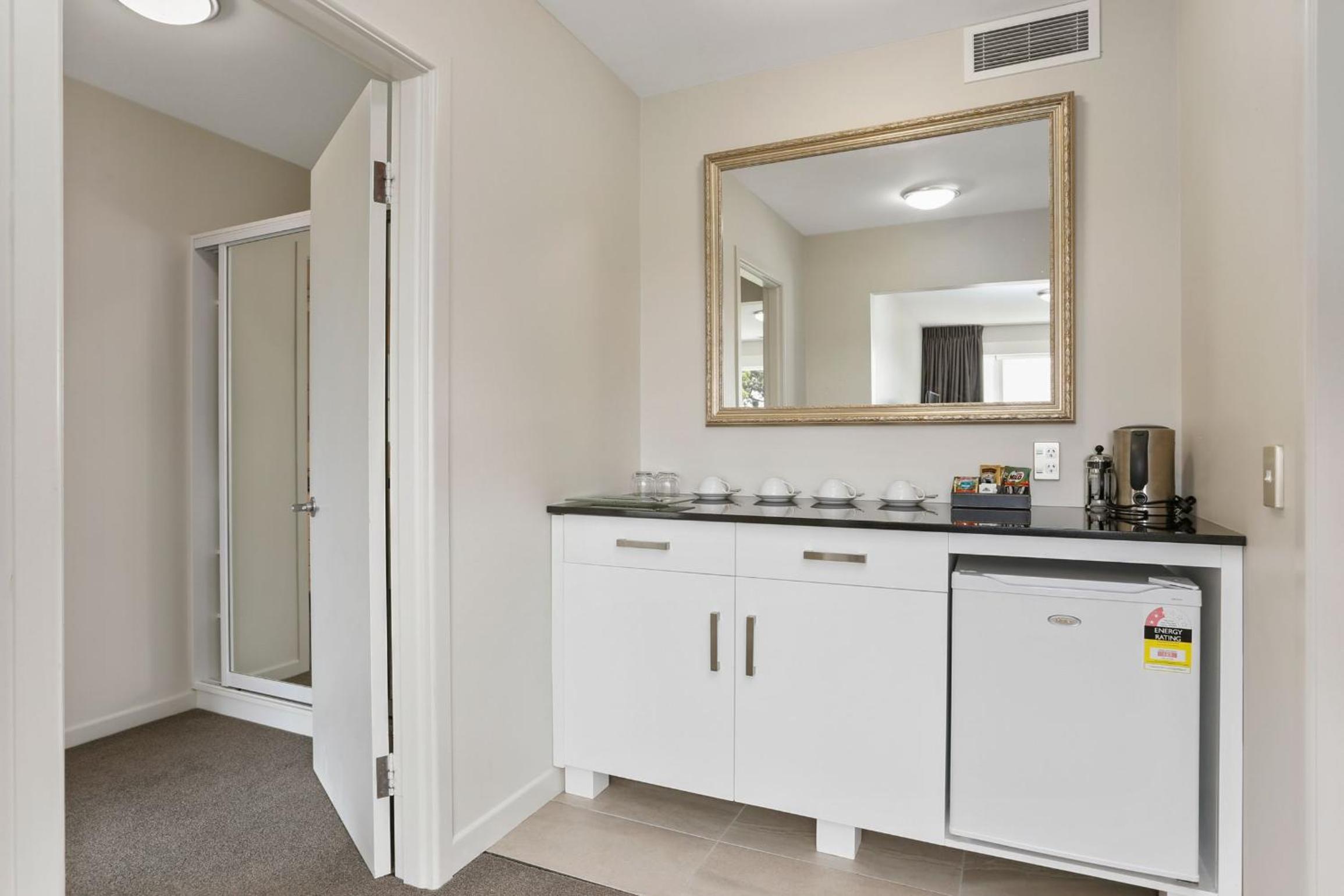 Two-Bedroom Apartment with City View - Photo 3
