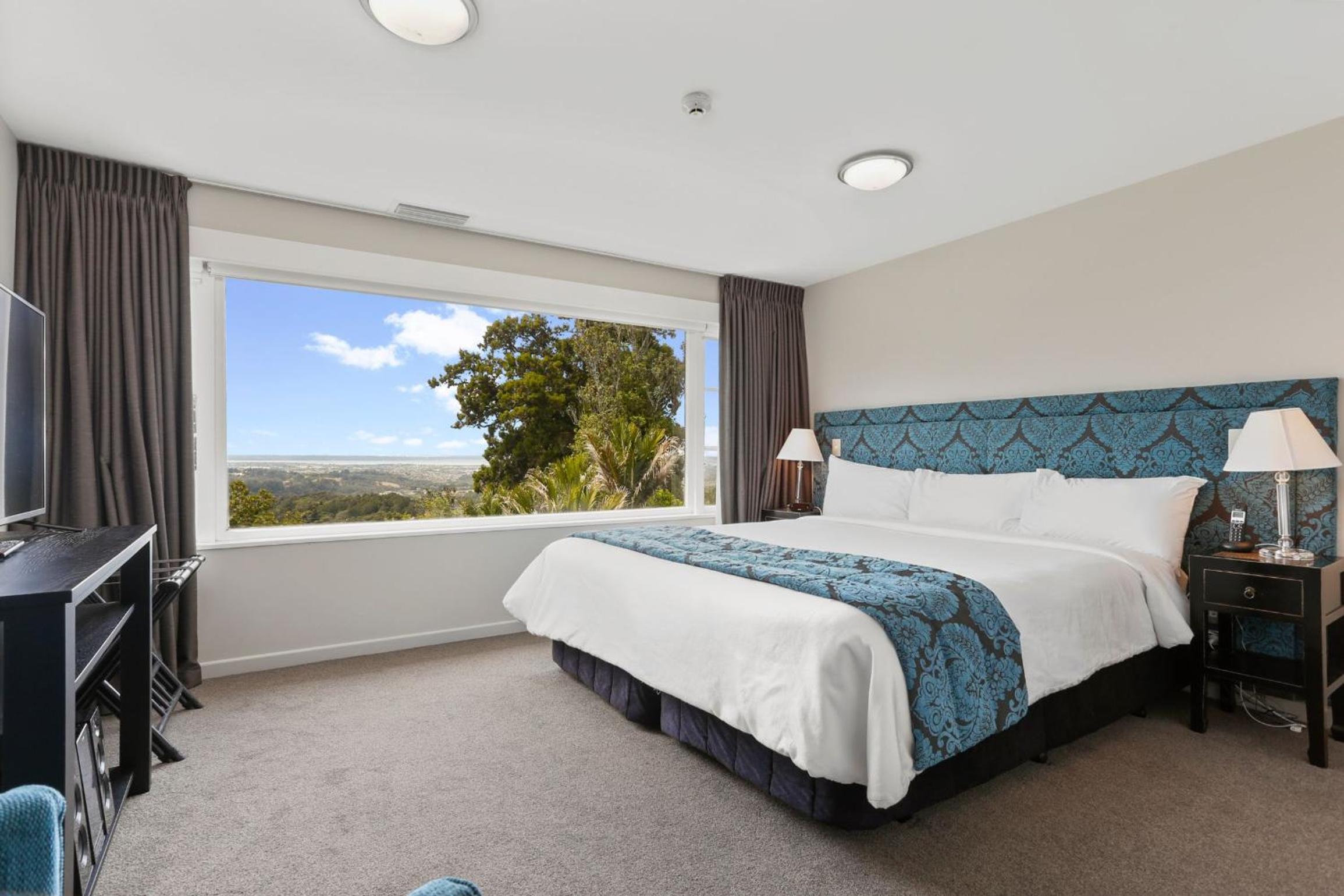Two-Bedroom Apartment with City View - Photo 4