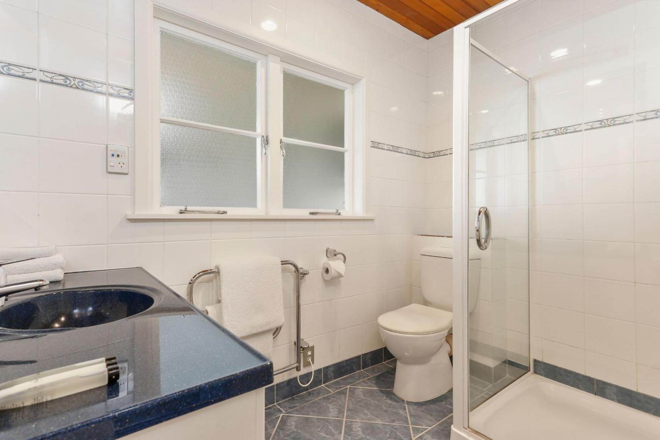 Two-Bedroom Apartment with City View - Photo 5