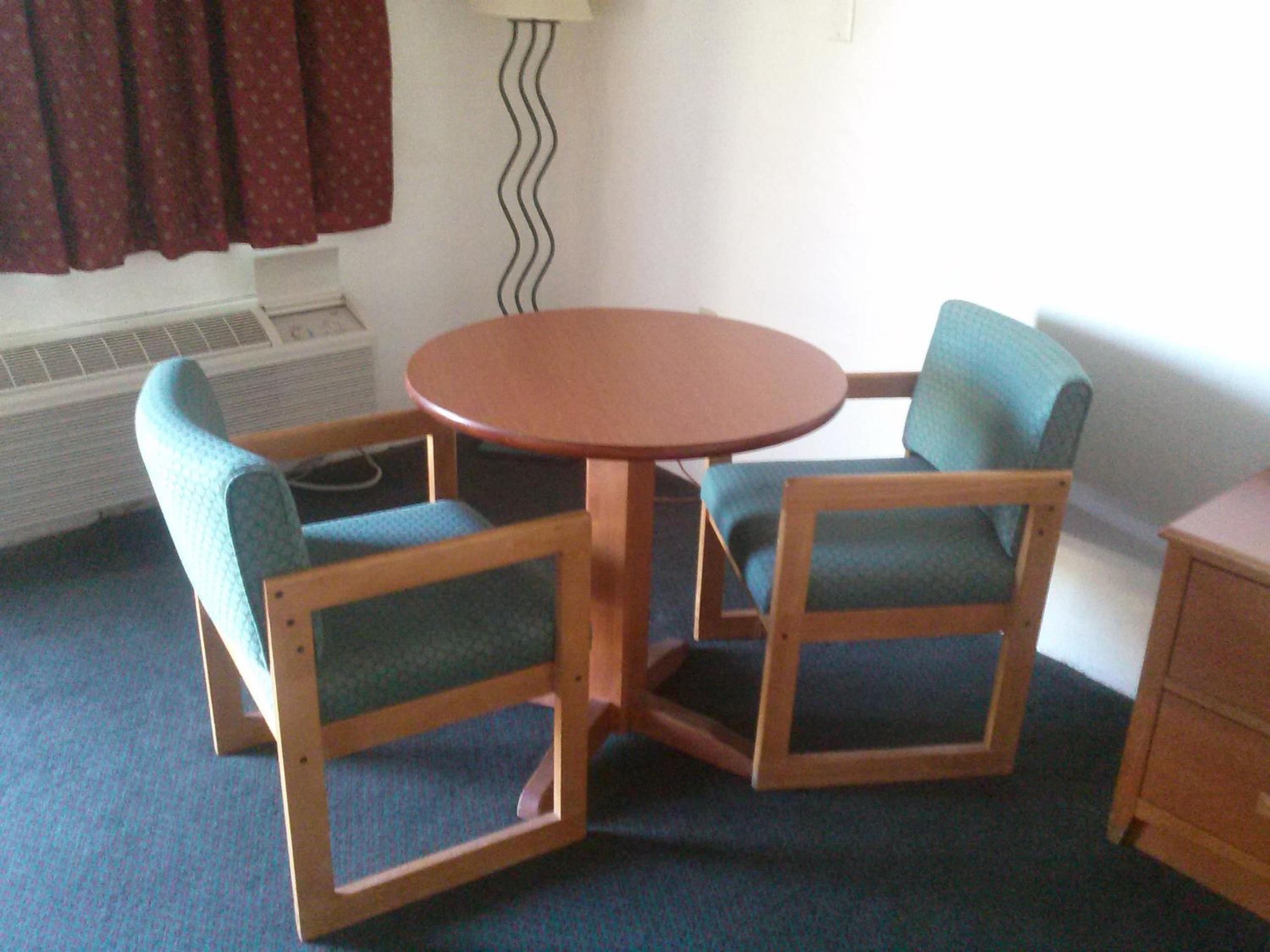 Queen Room with Two Queen Beds - Non-Smoking - Photo 9