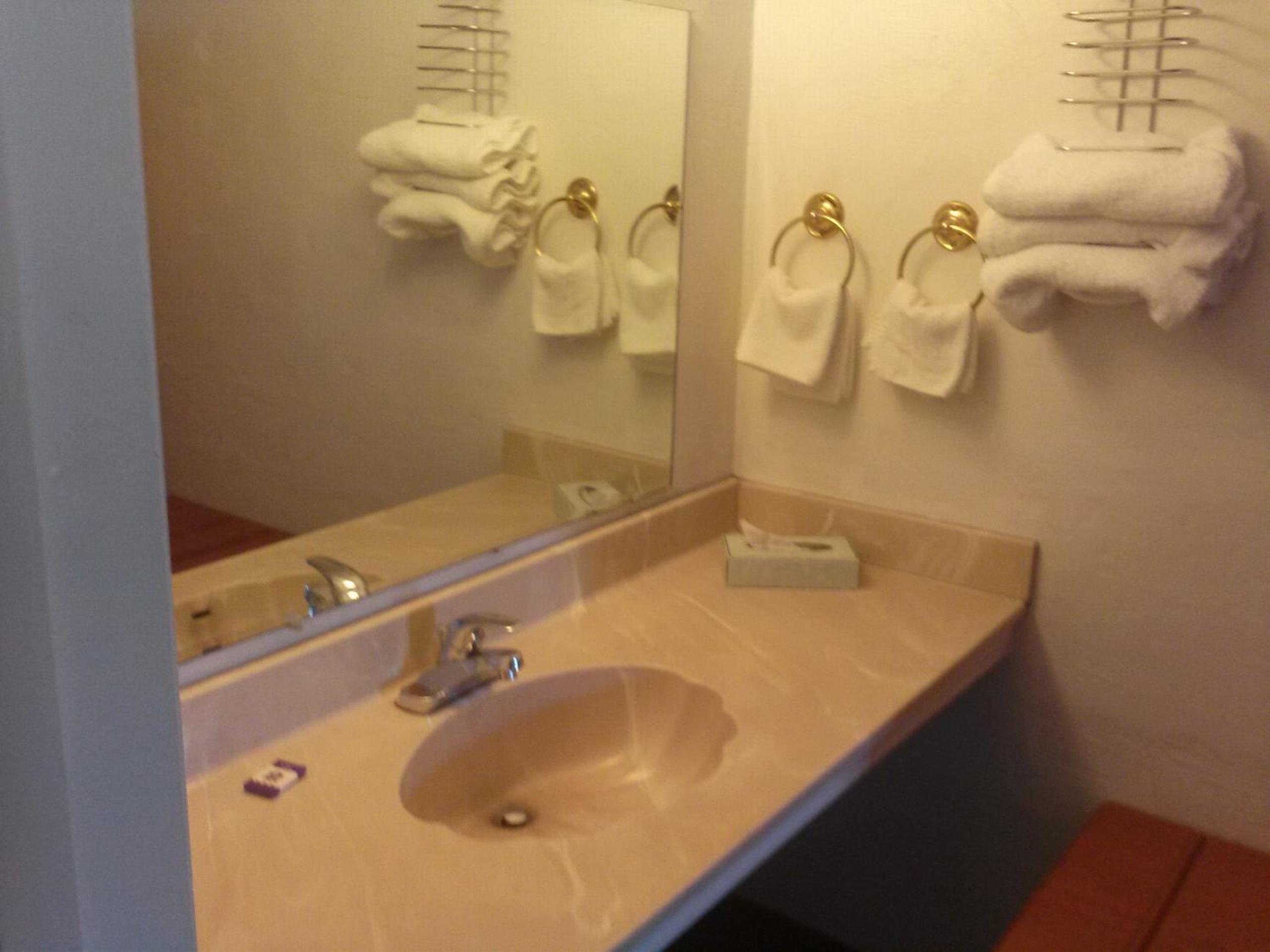 Queen Room with Two Queen Beds - Non-Smoking - Photo 7