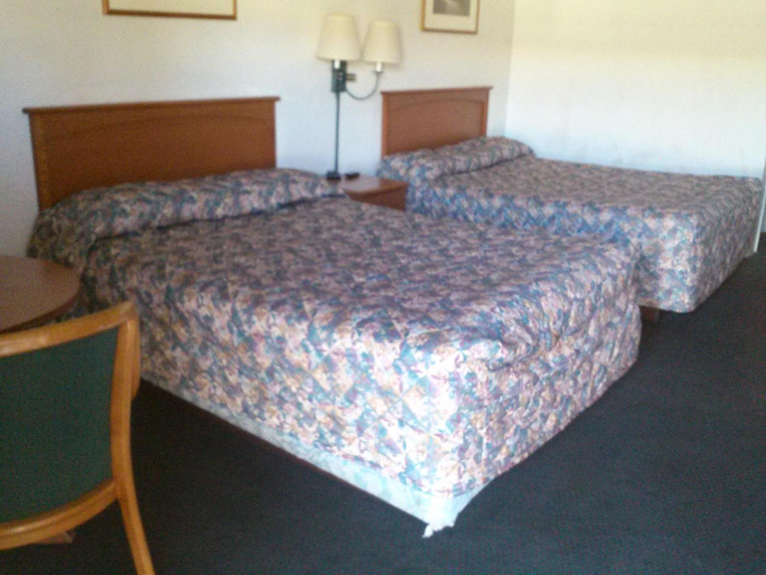 Queen Room with Two Queen Beds - Non-Smoking - Photo 6