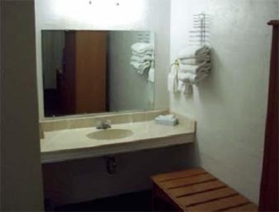 Queen Room with Two Queen Beds - Non-Smoking - Photo 3