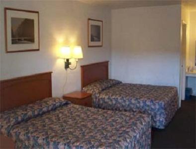 Queen Room with Two Queen Beds - Non-Smoking - Photo 8