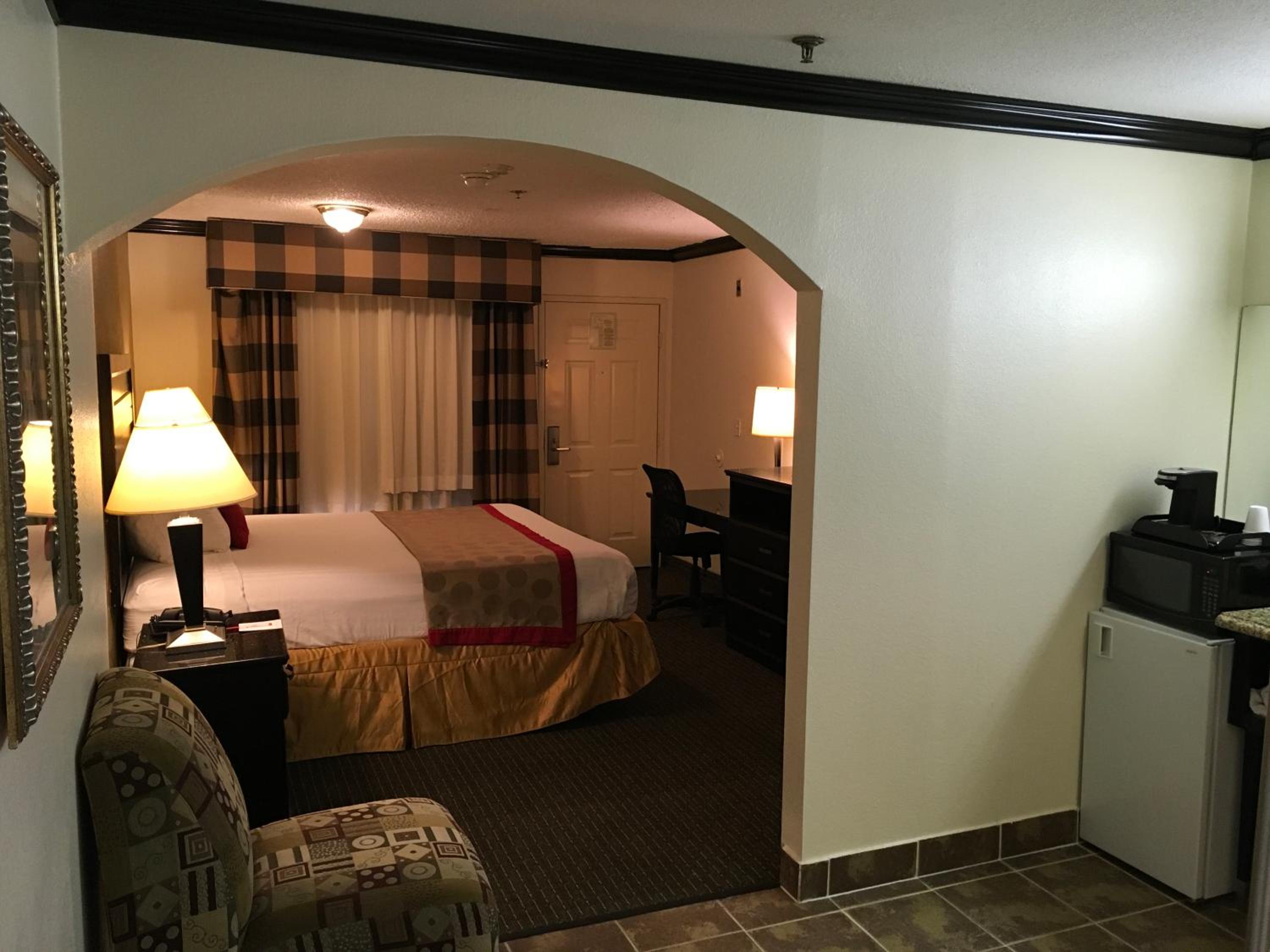 King Suite - Non-Smoking photo 1
