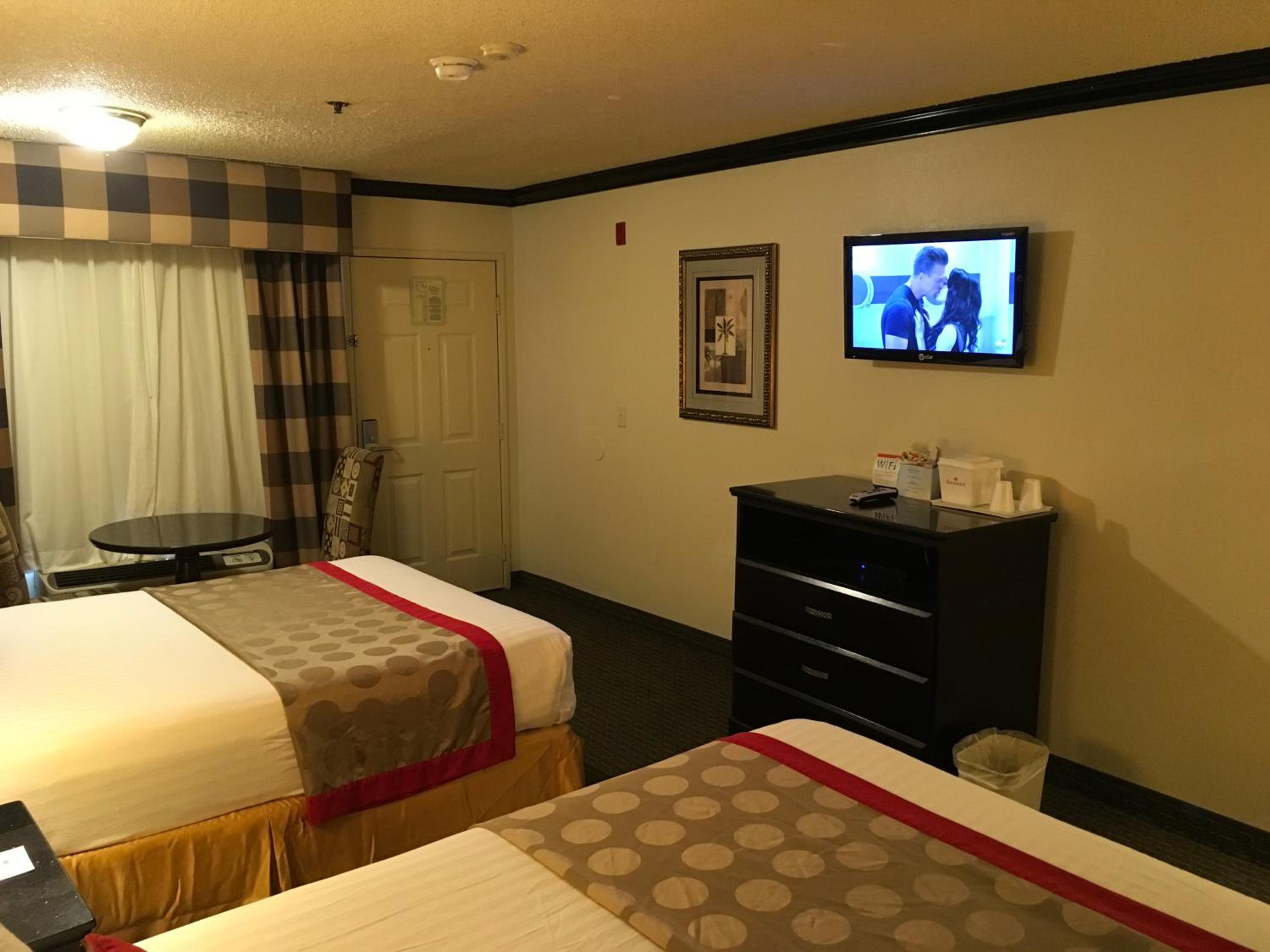 Queen Room with Two Queen Beds - Non-Smoking - Photo 1
