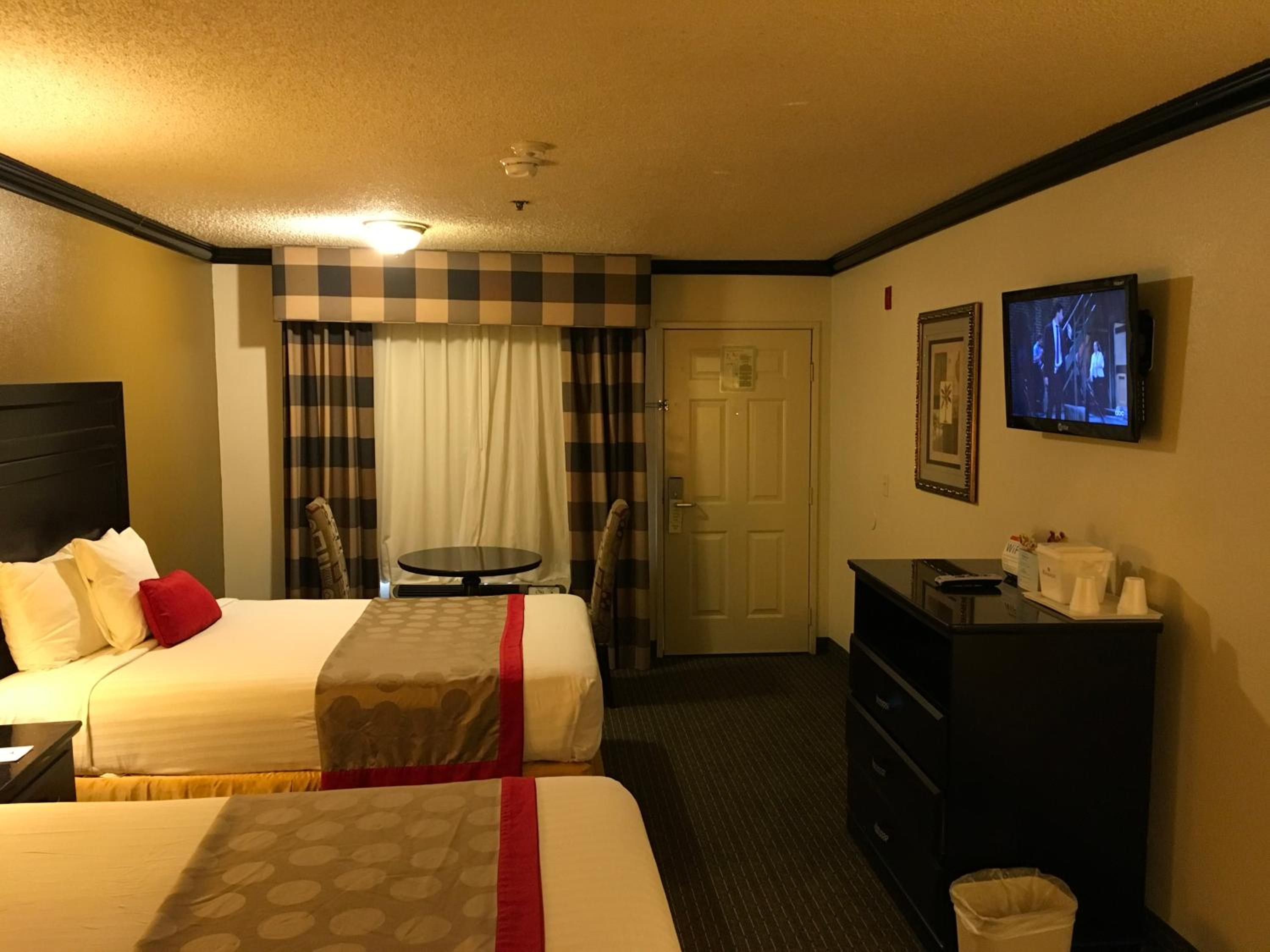 Queen Room with Two Queen Beds - Non-Smoking - Photo 5