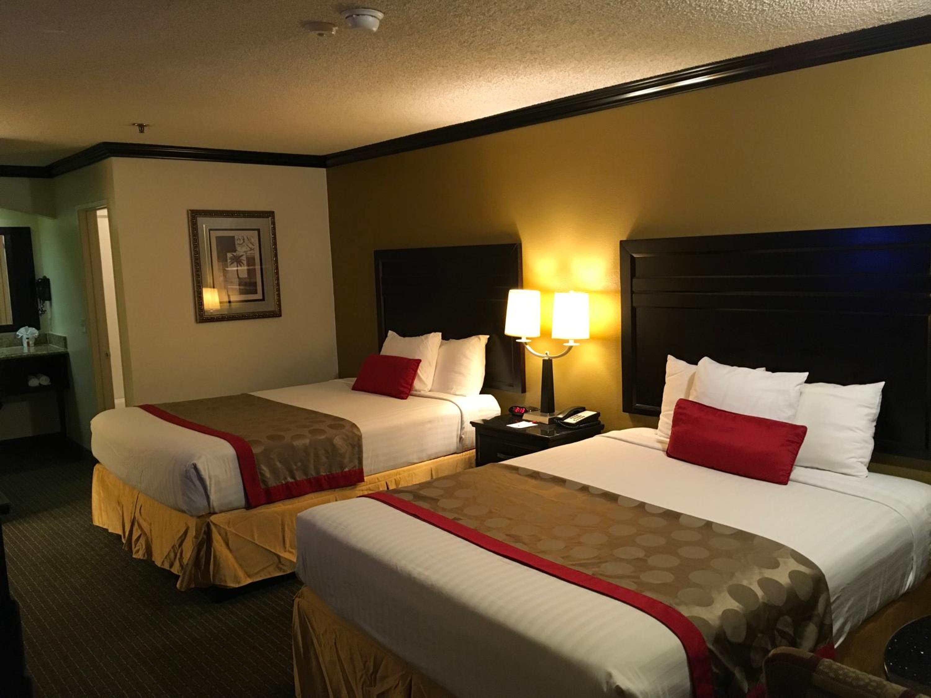 Queen Room with Two Queen Beds - Non-Smoking - Photo 6