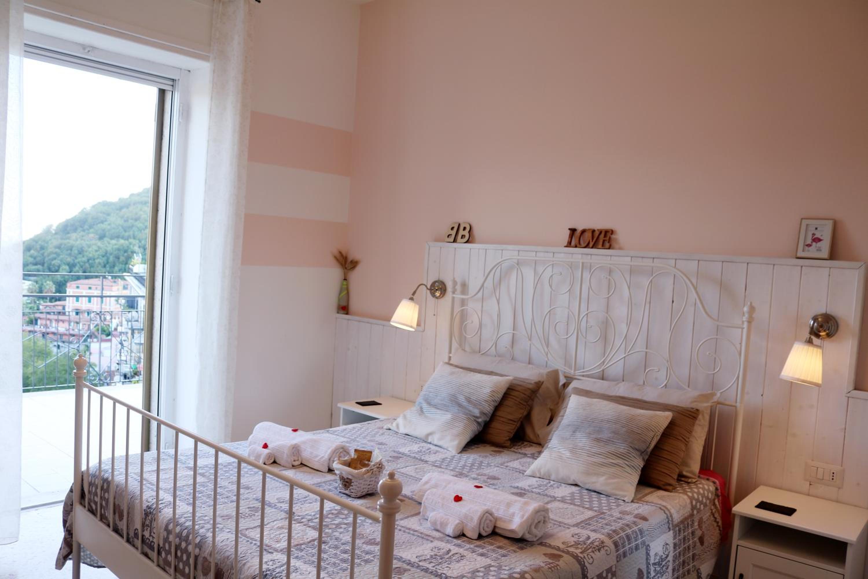Deluxe Double Room with Balcony and Sea View - Photo 9