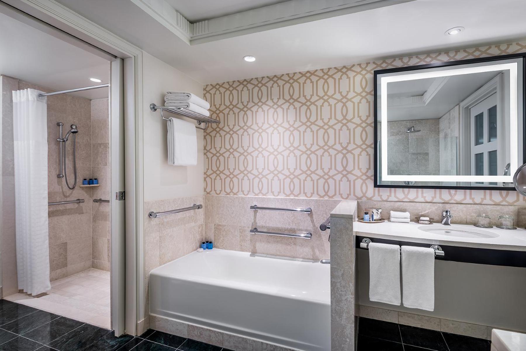 Superior King Room with Roll-In Shower and Bath Tub - Disability Access - Photo 5