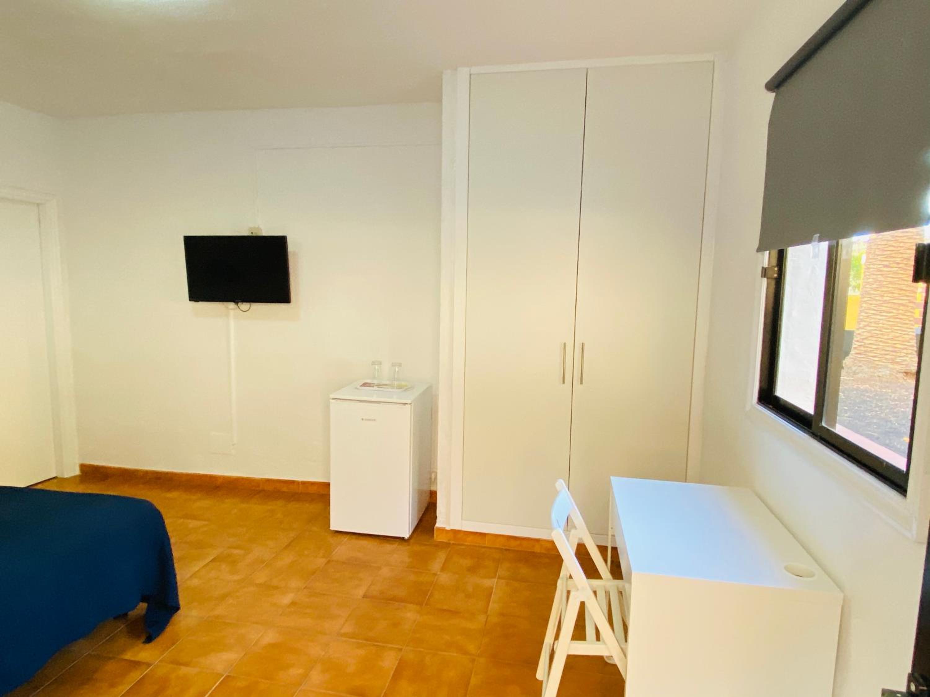 Double Room with Private Bathroom - Photo 9