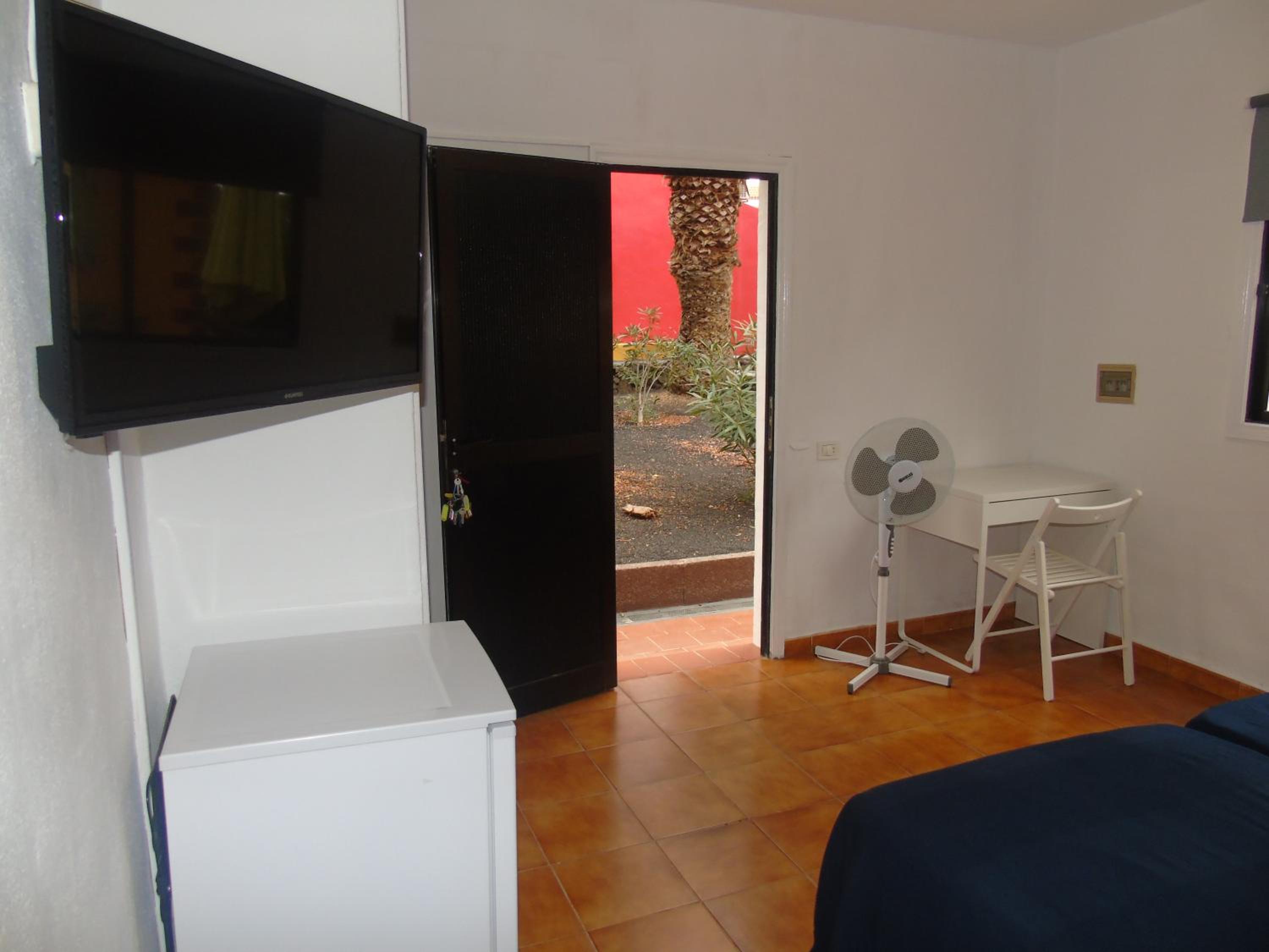 Twin Room with Private Bathroom - Photo 4
