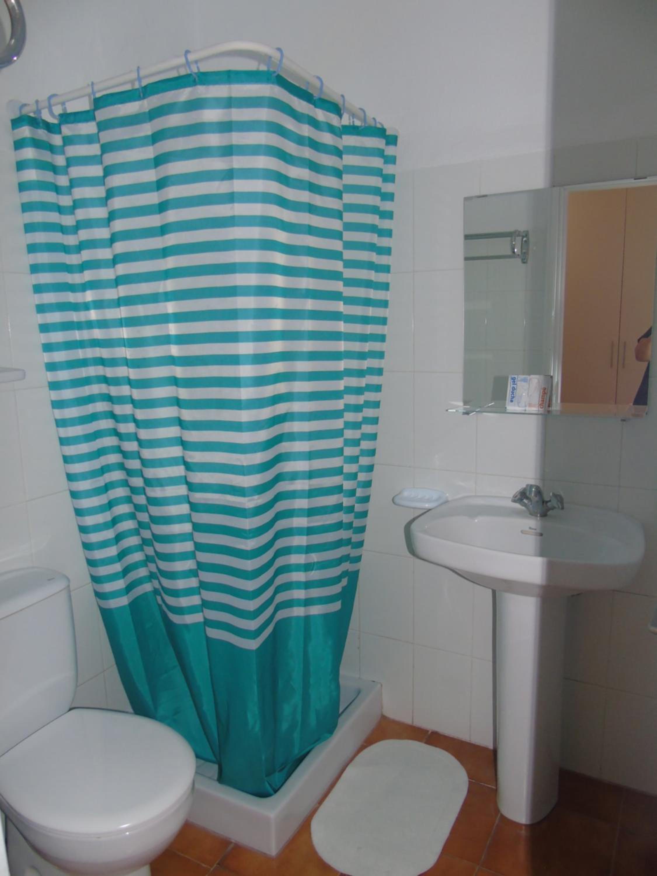 Double Room with Private Bathroom - Photo 10