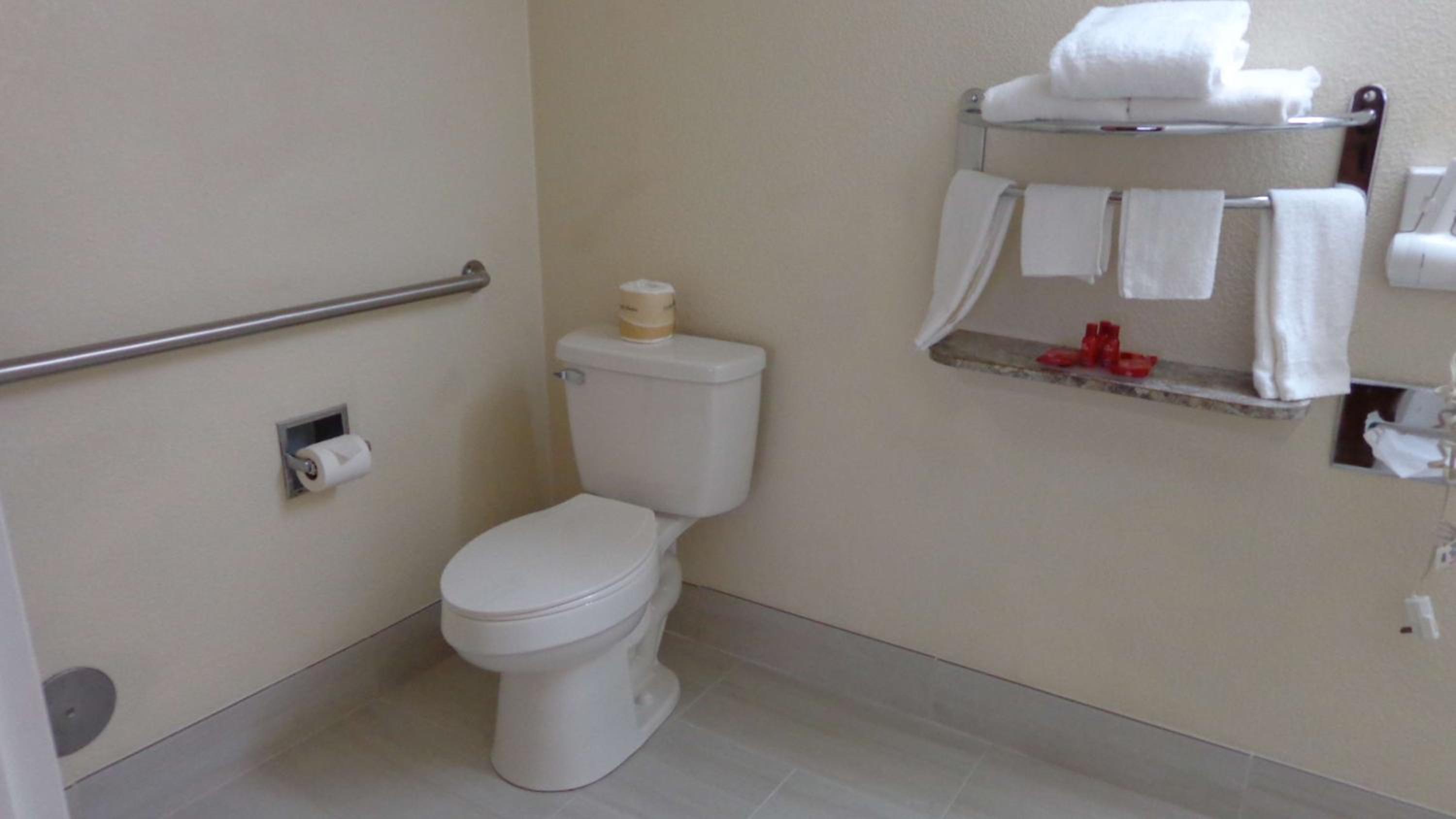 Queen Room with Two Queen Beds with Bath Tub - Mobility Accessible/Non-Smoking photo 3