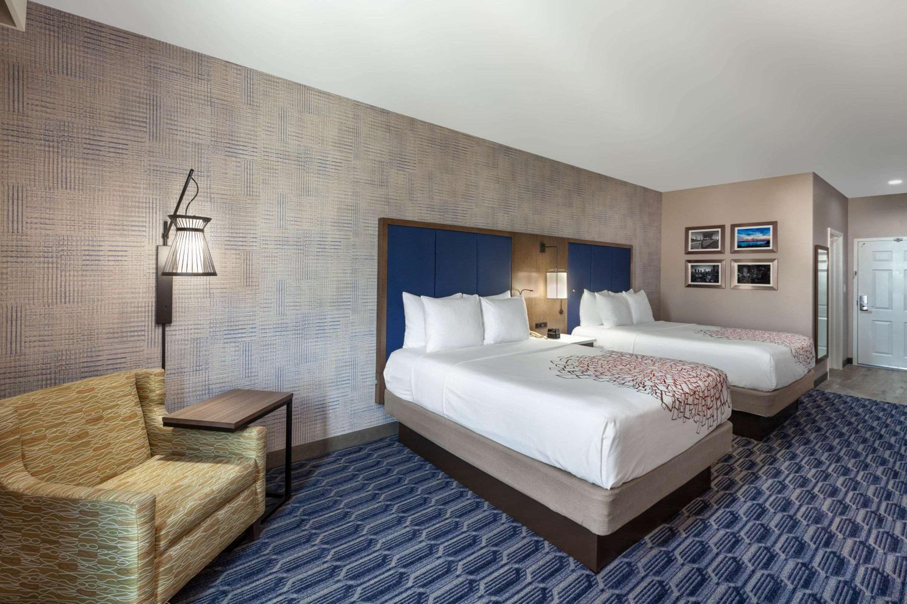 Standard Queen Room with Two Queen Beds - Photo 5