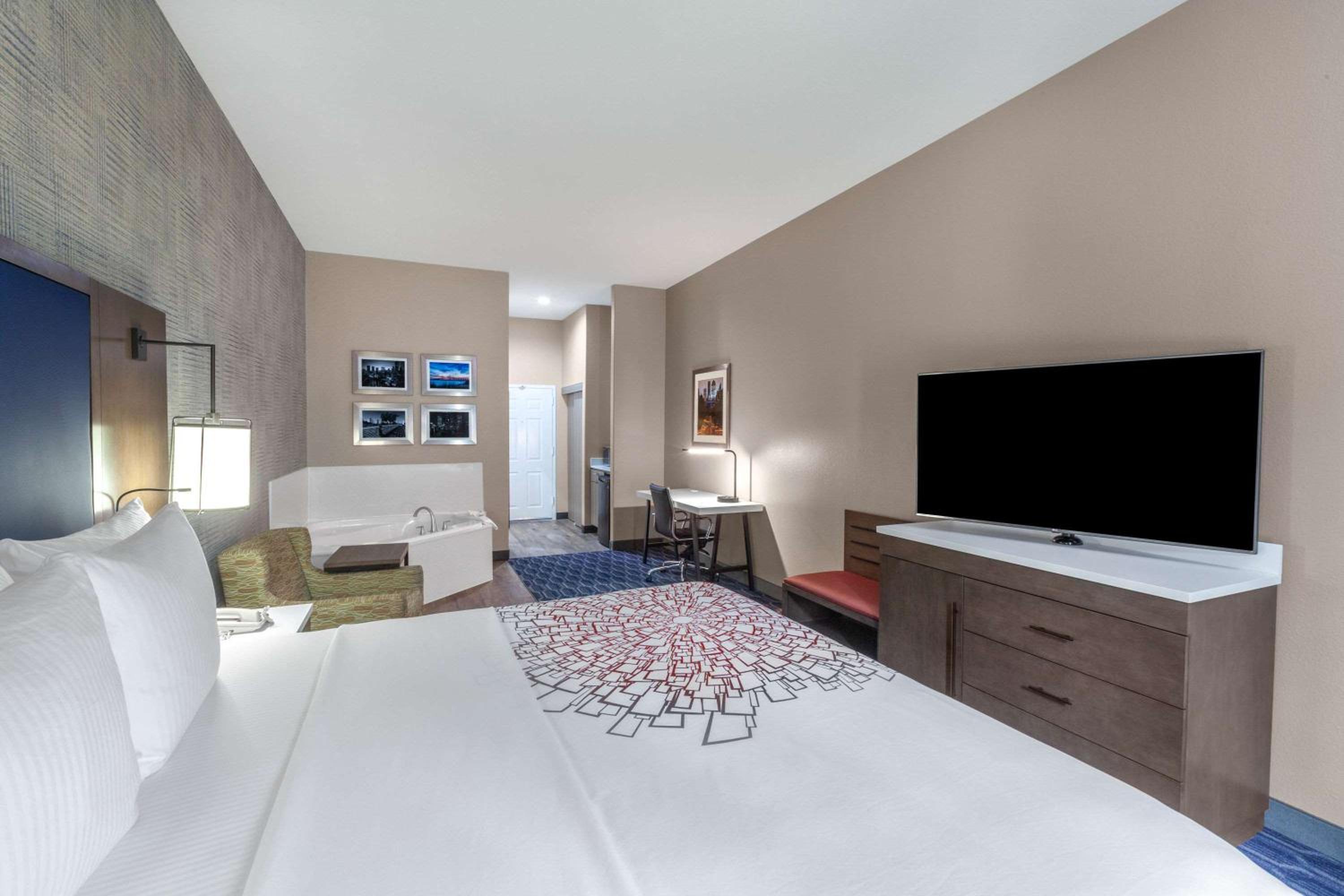 Deluxe King Room - Non-Smoking - Photo 1