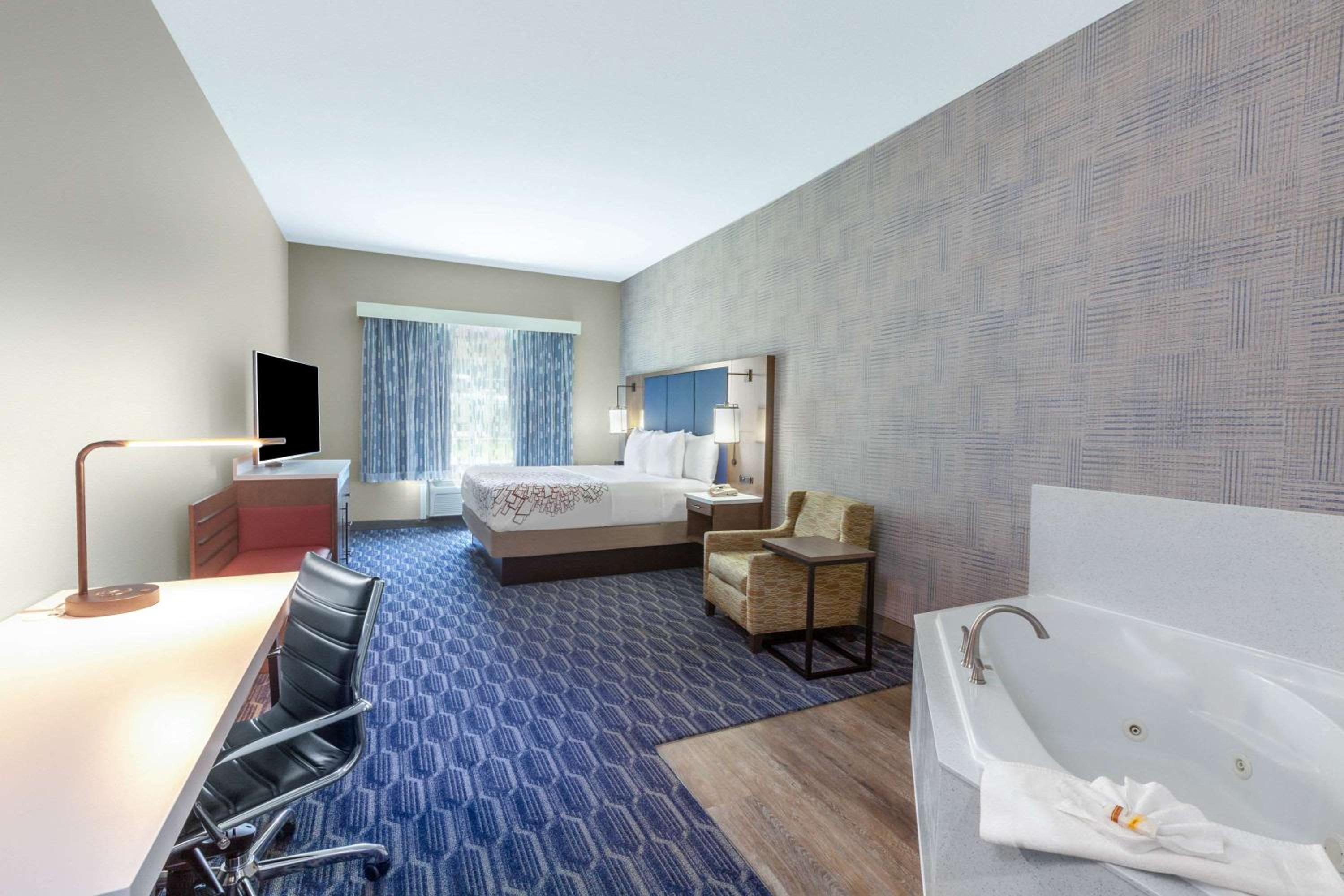 Deluxe King Room - Non-Smoking - Photo 2