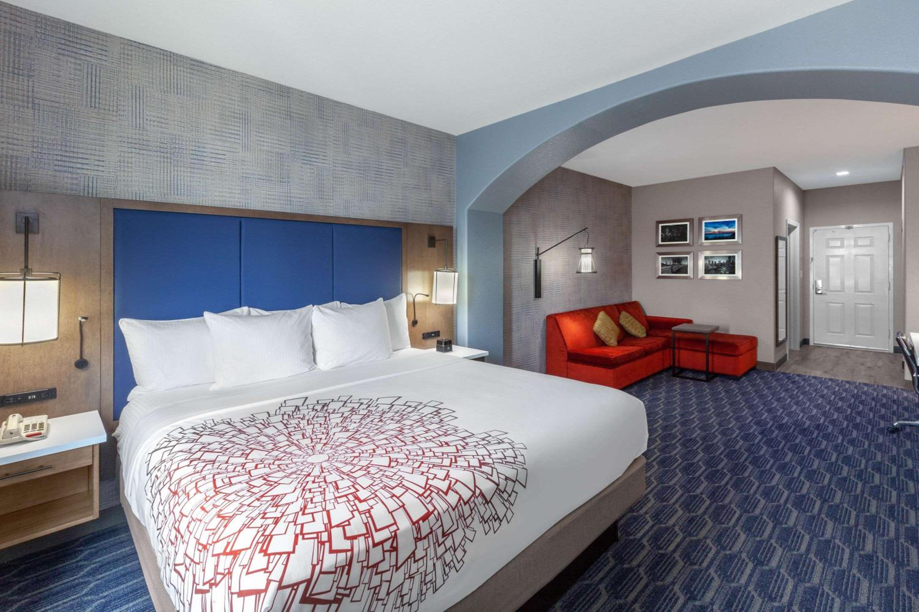Deluxe King Suite - Non-Smoking - Photo 1