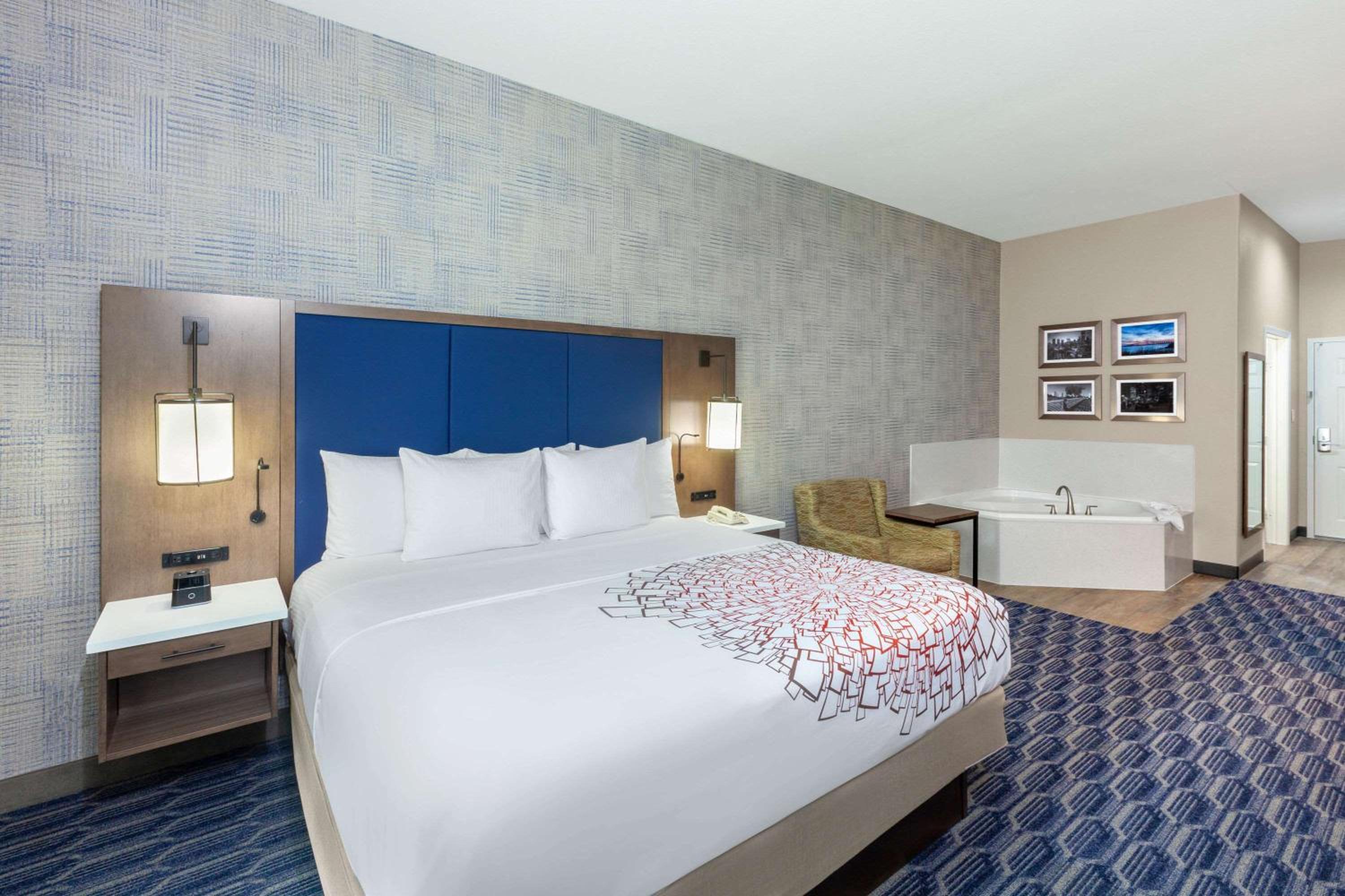 Deluxe King Room - Non-Smoking - Photo 3