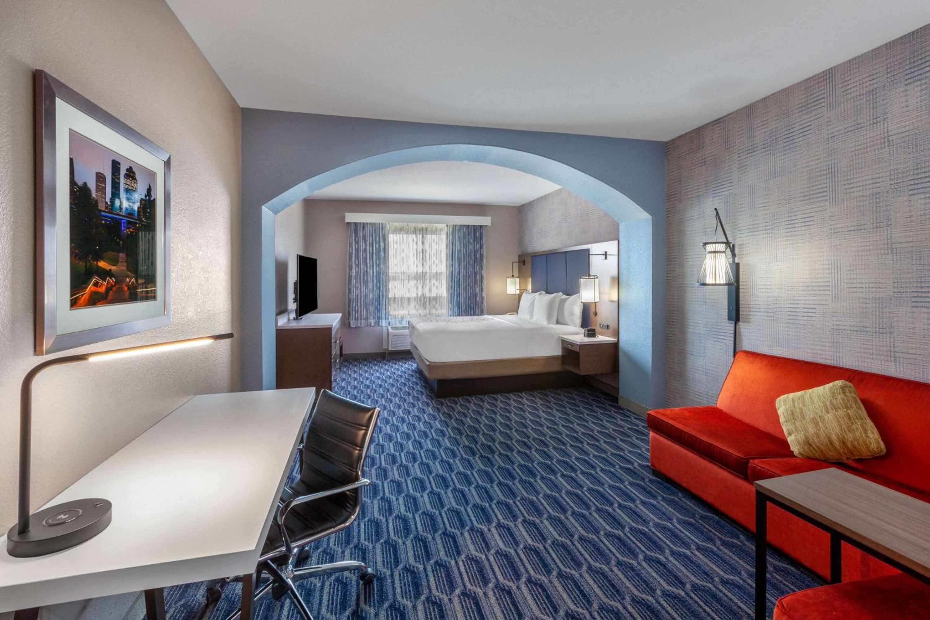 Deluxe King Suite - Non-Smoking - Photo 2