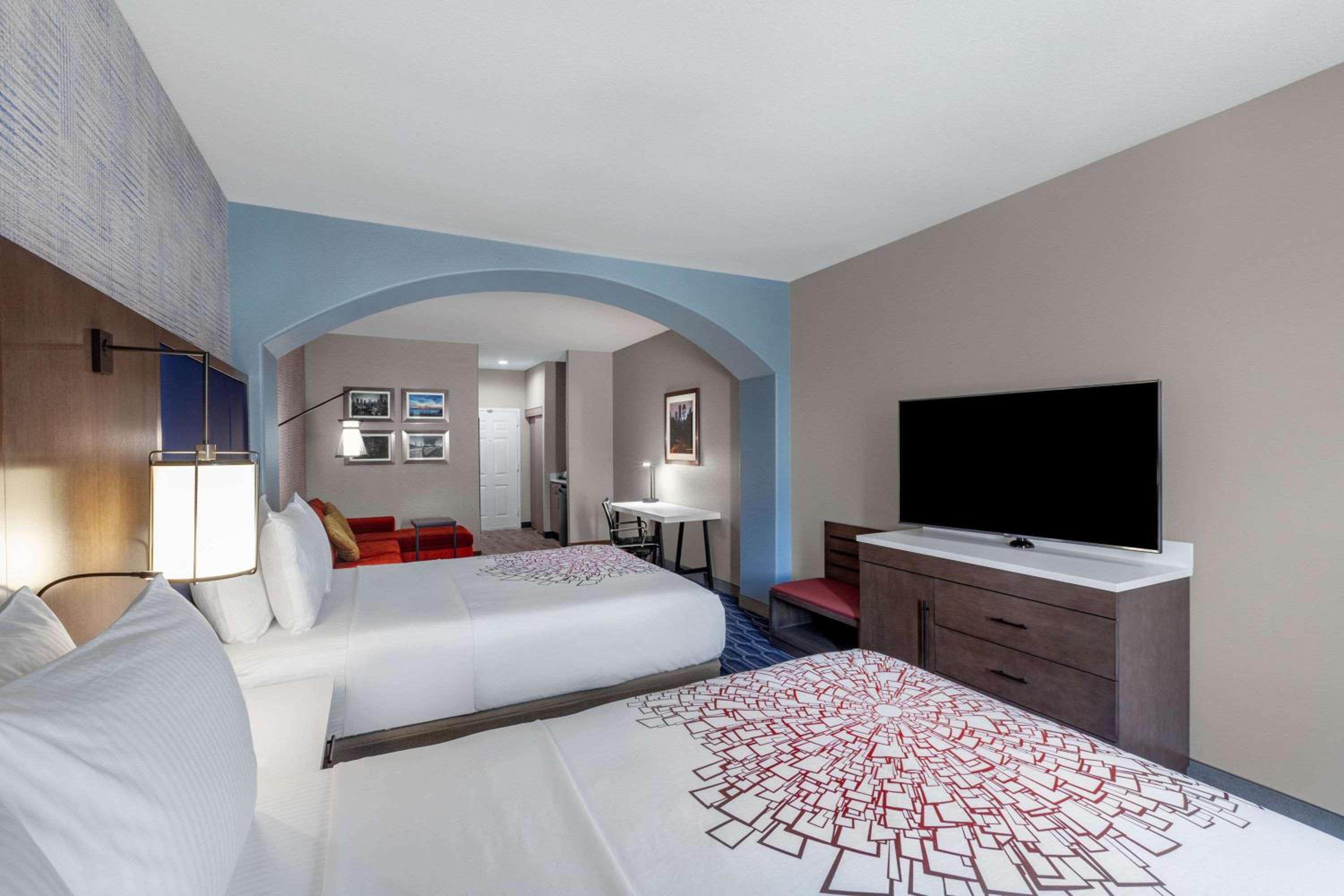 Deluxe Suite with Two Queen Beds - Non-Smoking - Photo 2