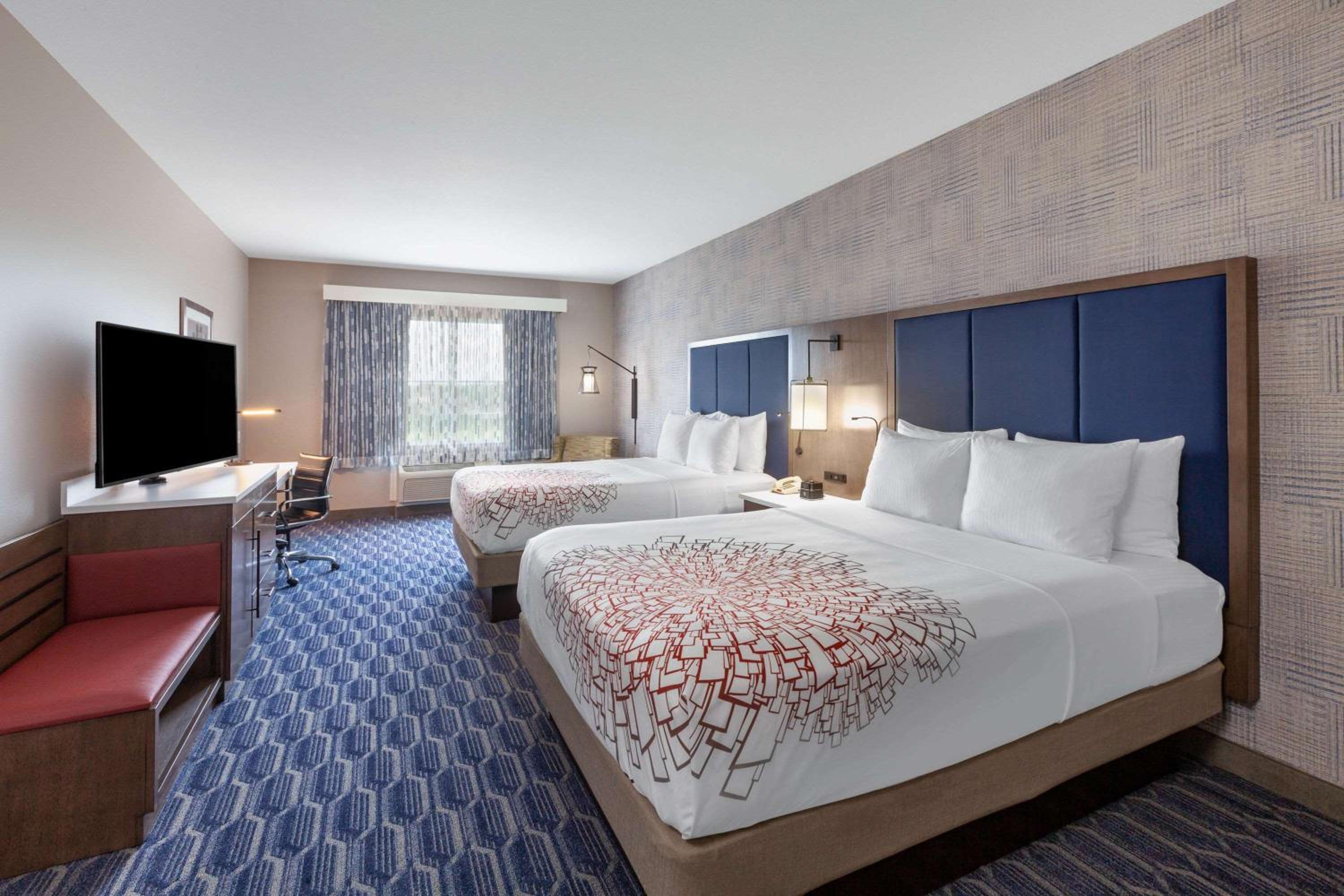 Standard Queen Room with Two Queen Beds - Photo 3