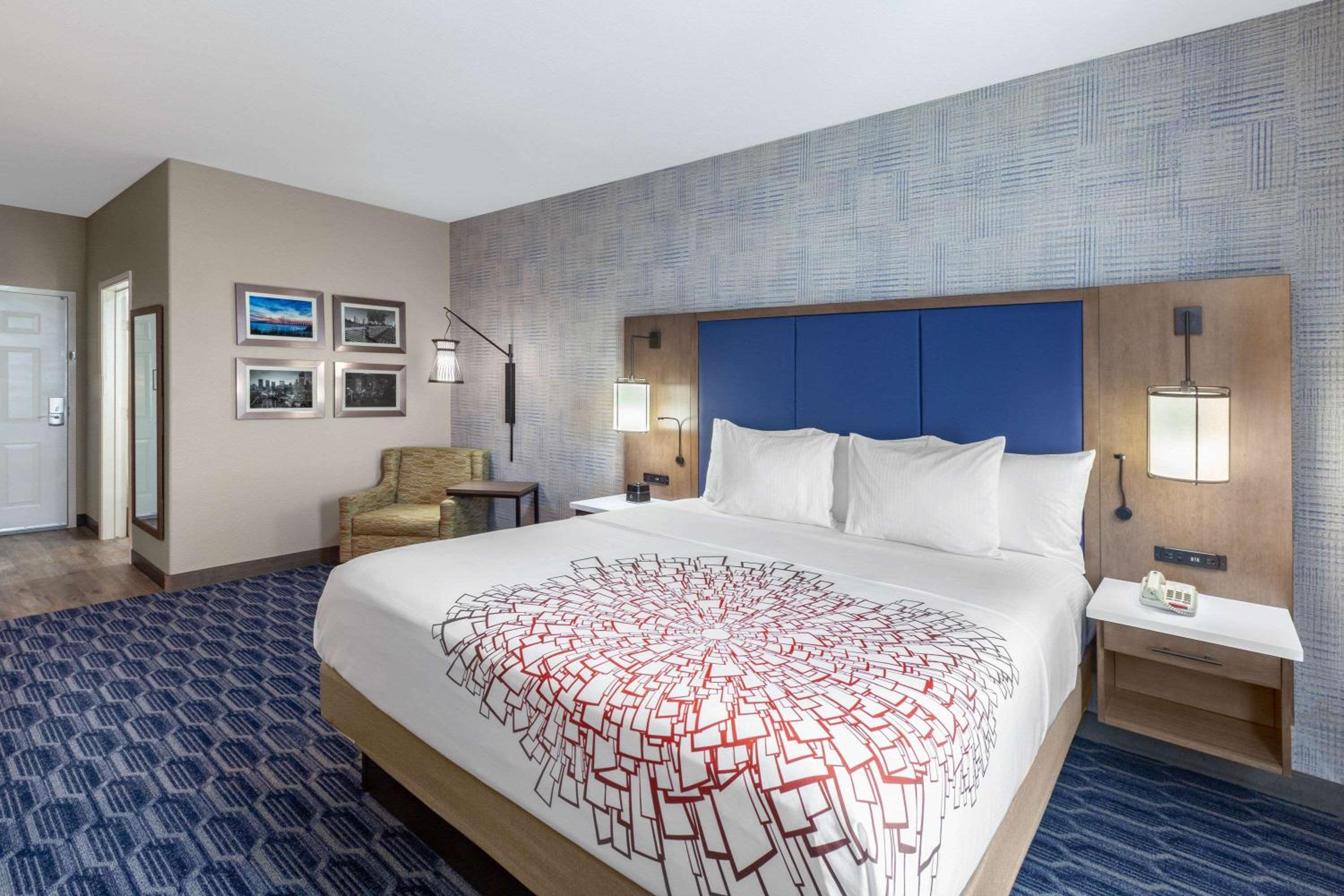 Standard King Room - Photo 3