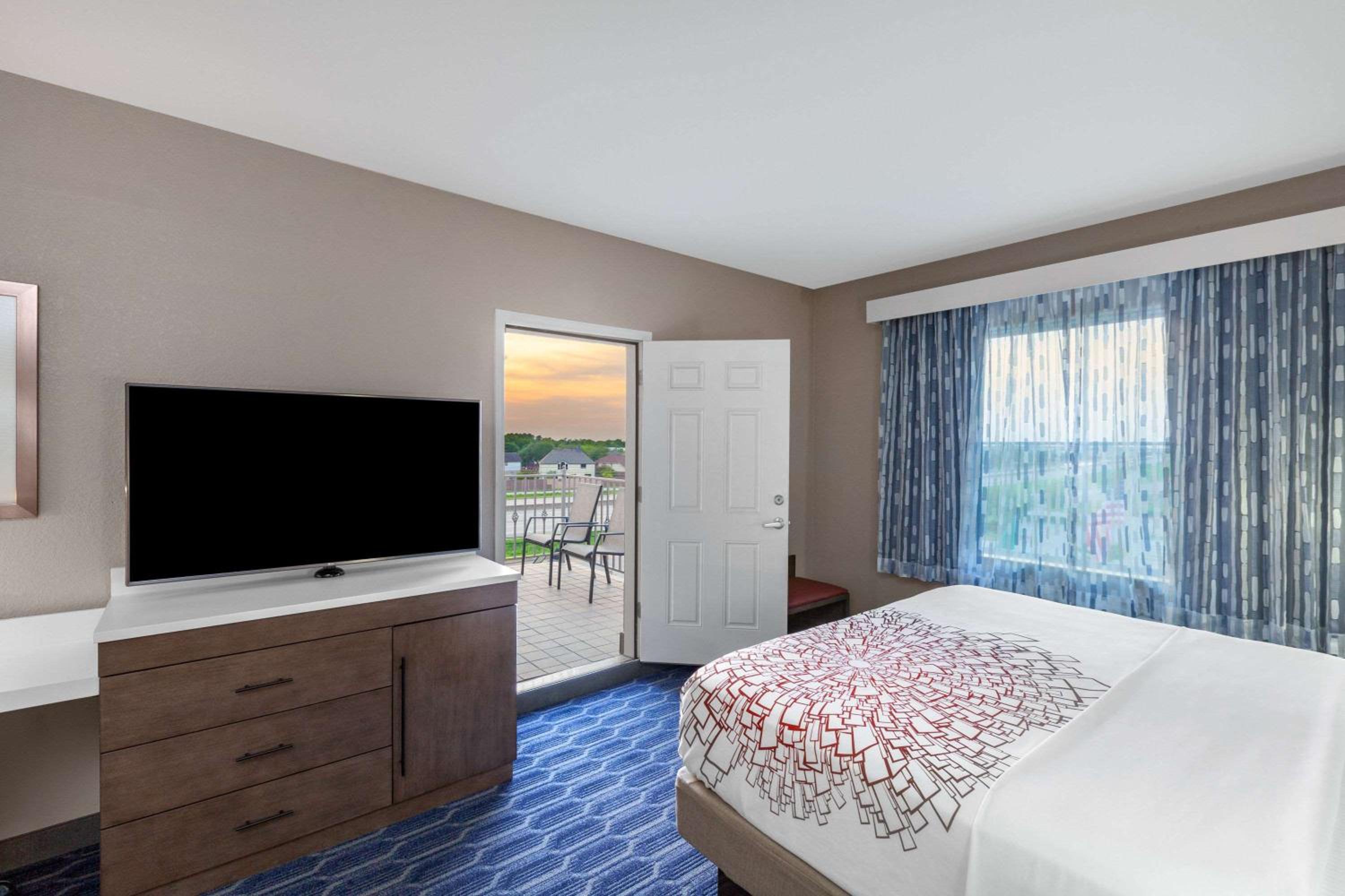 King Room with Balcony - Non-Smoking - Photo 3
