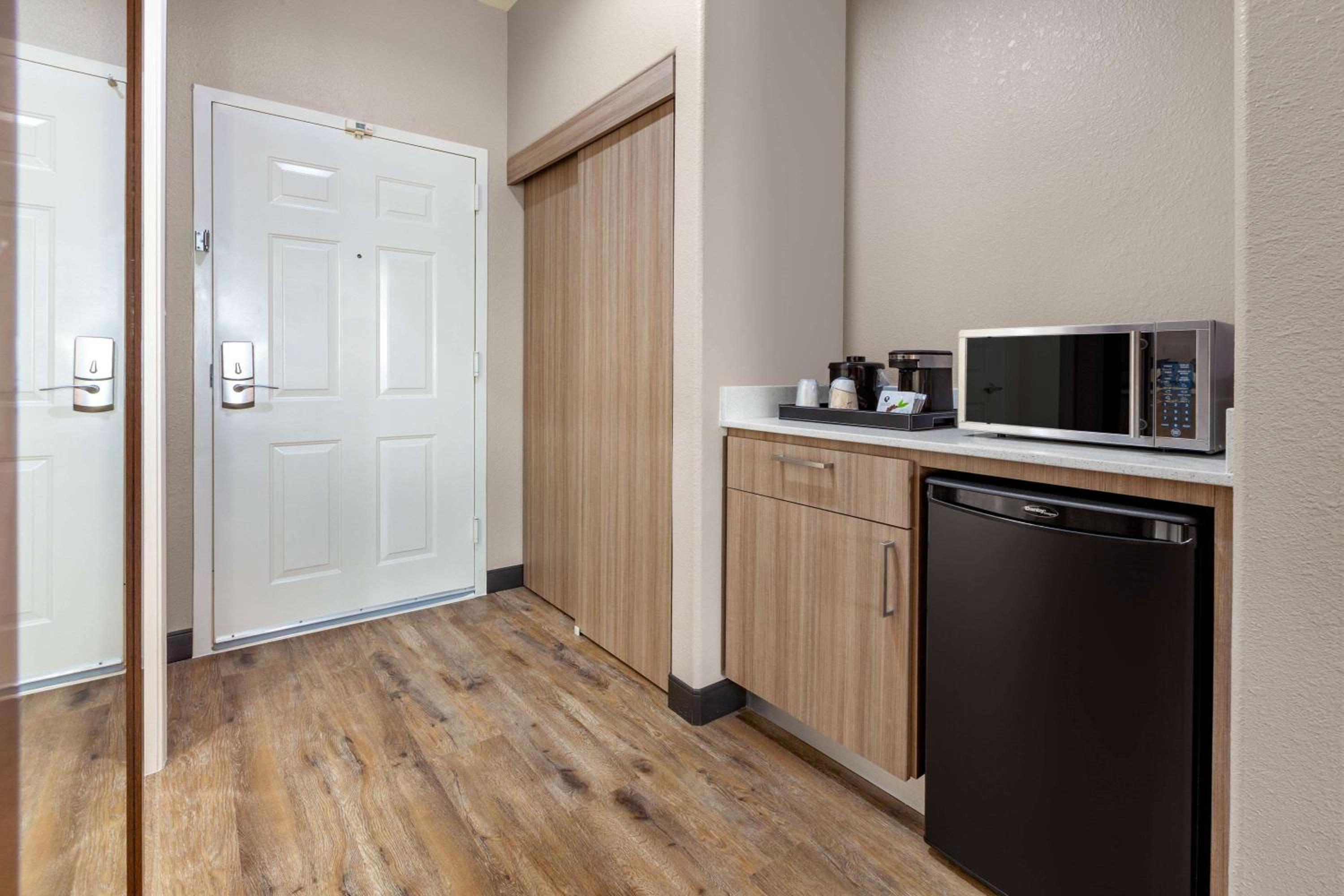 Standard King Room - Photo 4