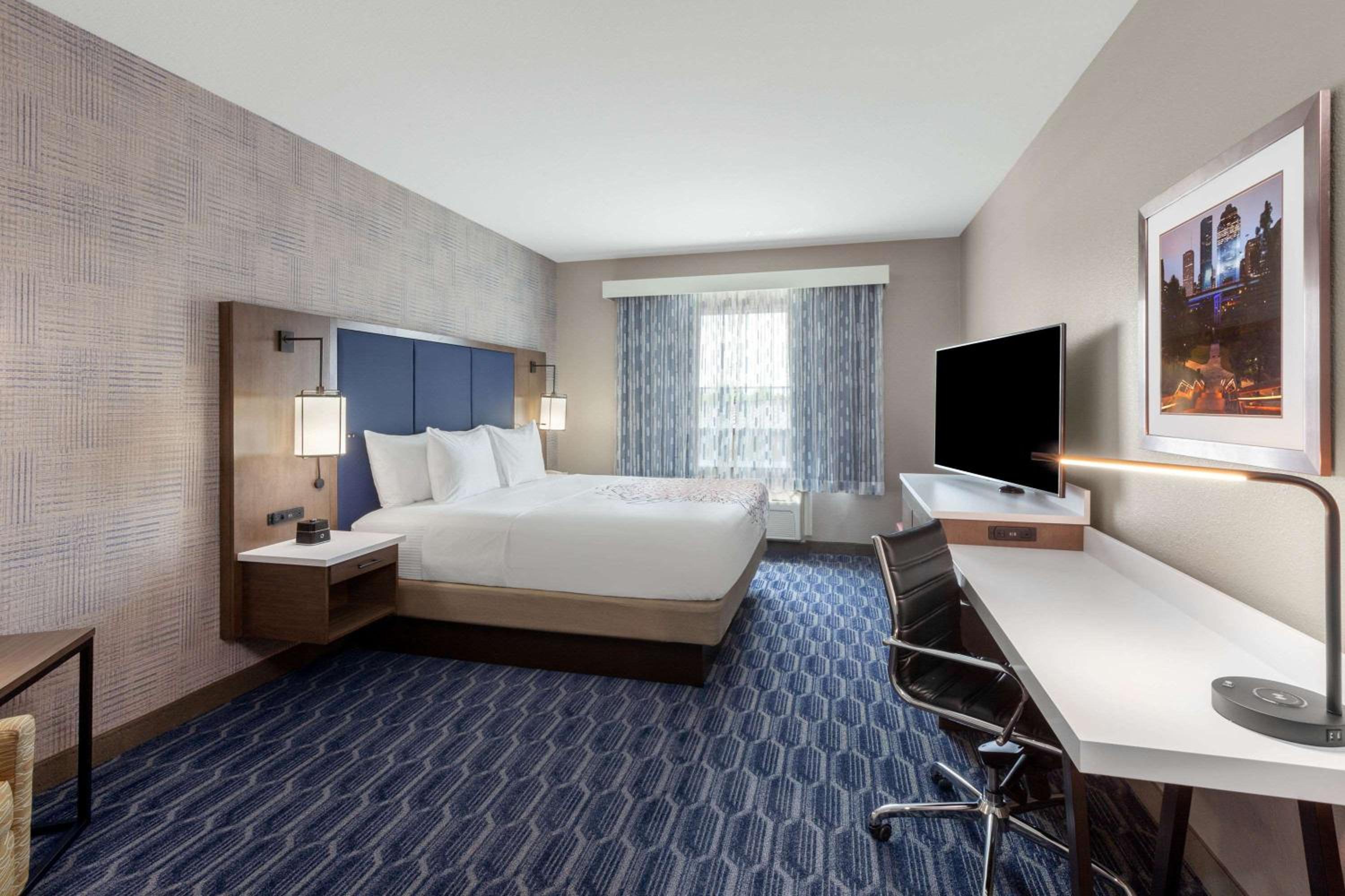 Standard King Room - Photo 6