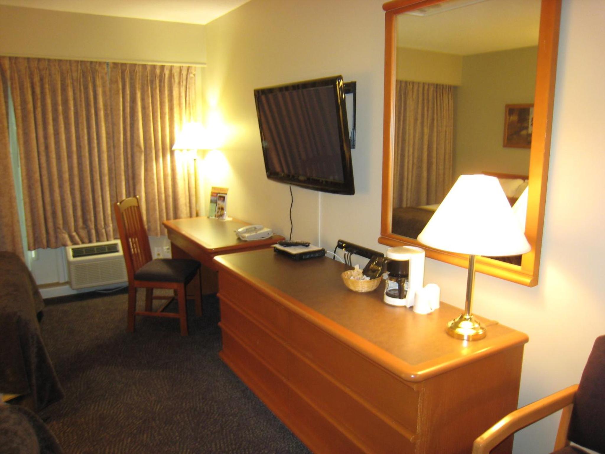 Efficiency Room with Two Queen Beds - Photo 4