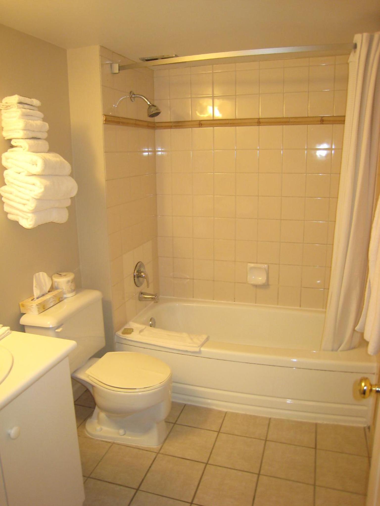 Deluxe Queen Room with Two Queen Beds - Photo 2
