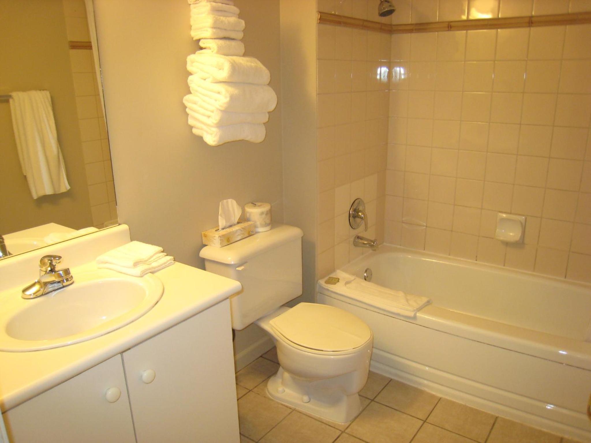 Standard Queen Room with Two Queen Beds - Photo 3