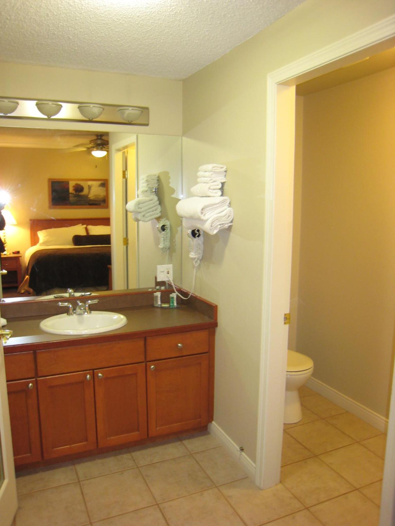 Efficiency Room with Two Queen Beds - Photo 3