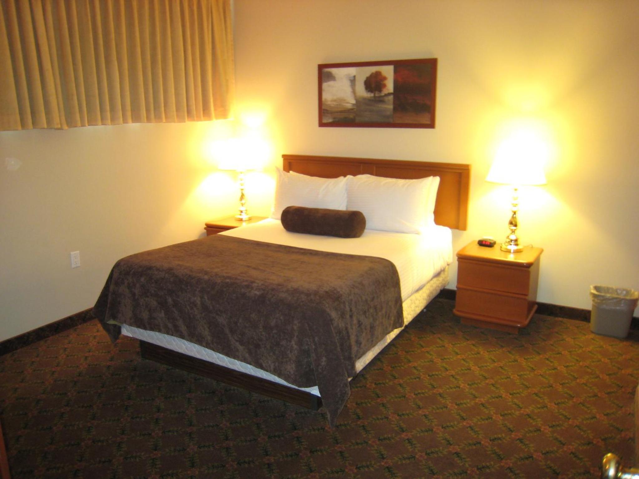 Efficiency Room with Two Queen Beds - Photo 2
