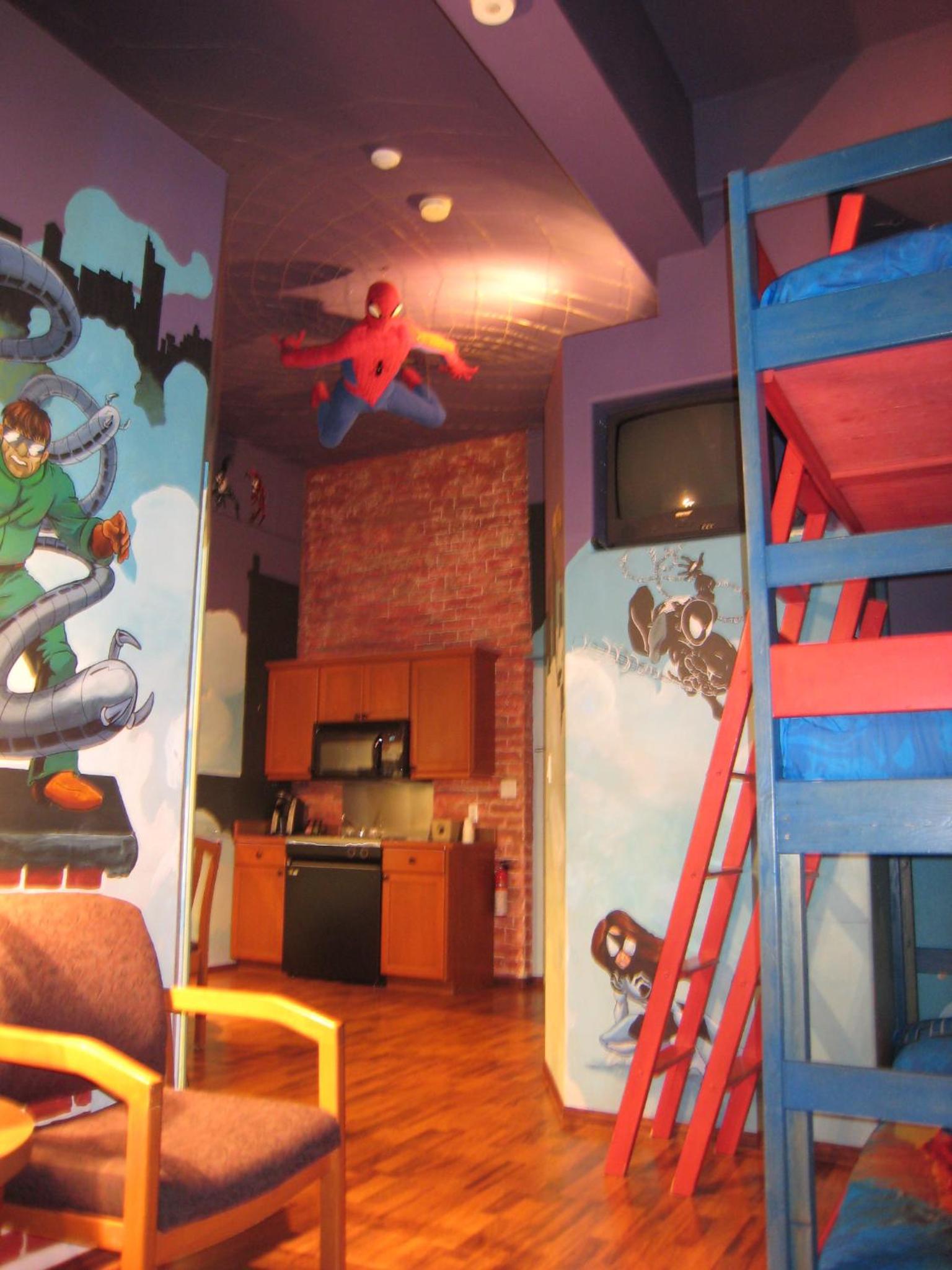 Queen Suite with Three Bunk Beds - Photo 2