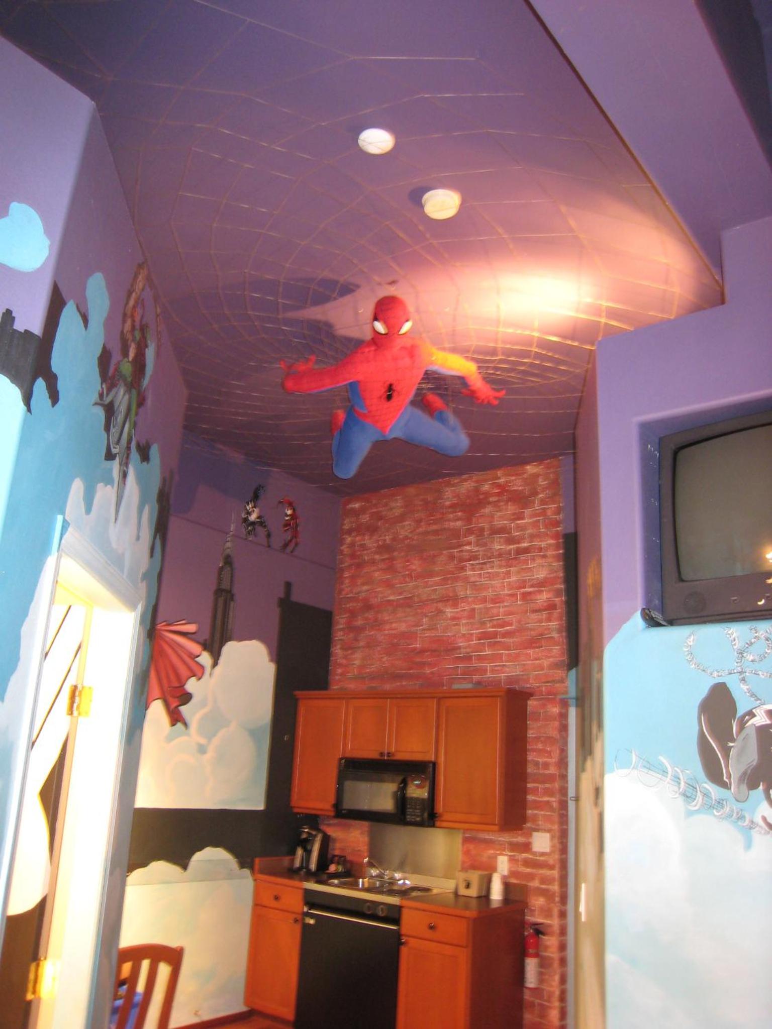 Queen Suite with Three Bunk Beds - Photo 4