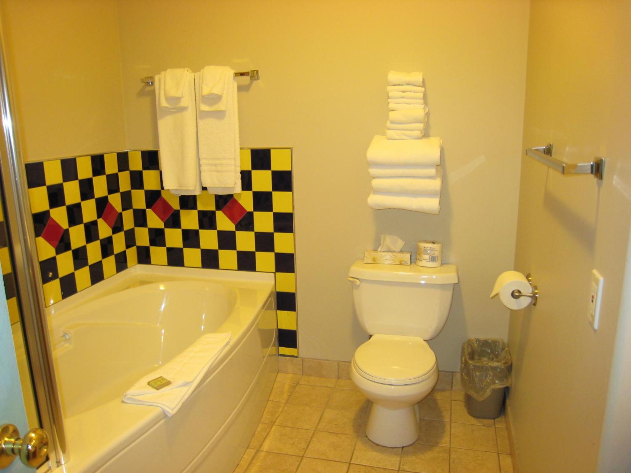 Queen Suite with Three Bunk Beds - Photo 9