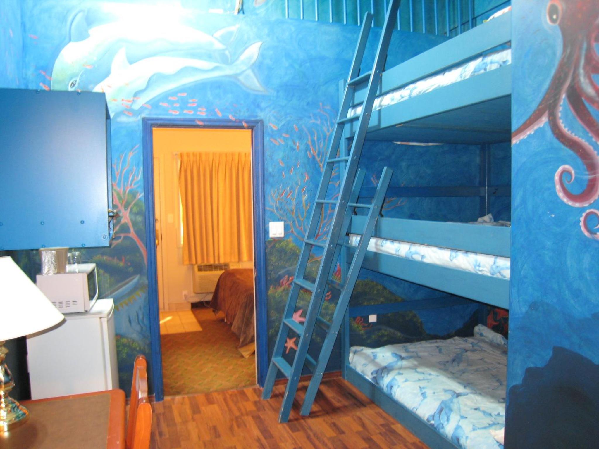 Queen Suite with Three Bunk Beds - Photo 3