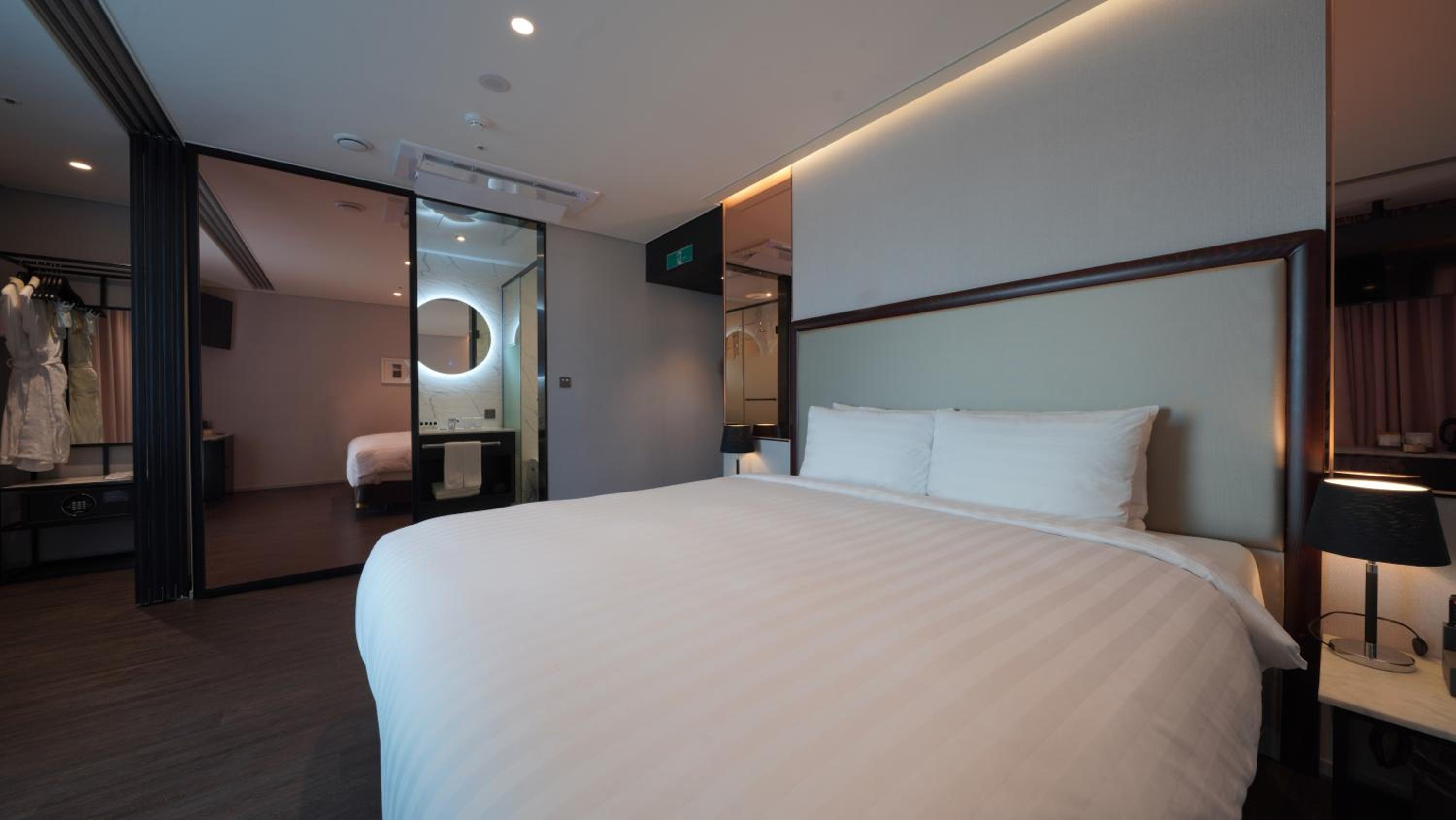 Deluxe Double Room with Partial Ocean View - Photo 6
