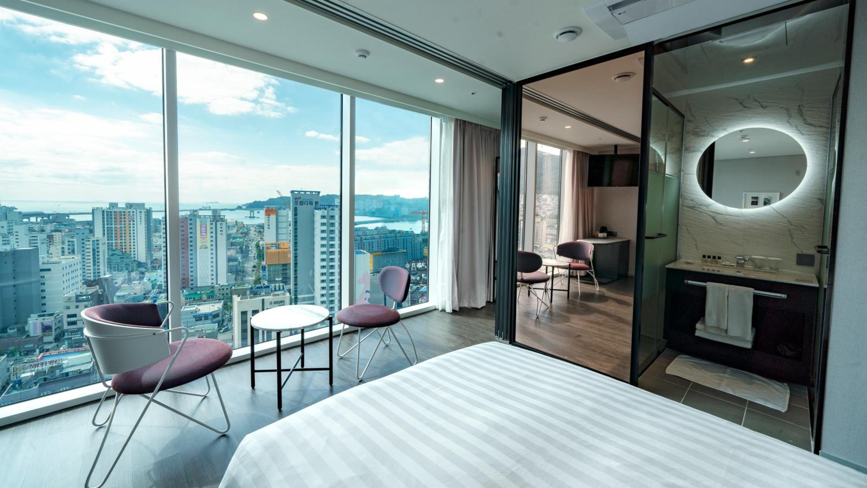 Standard Twin Room with City View - Photo 1