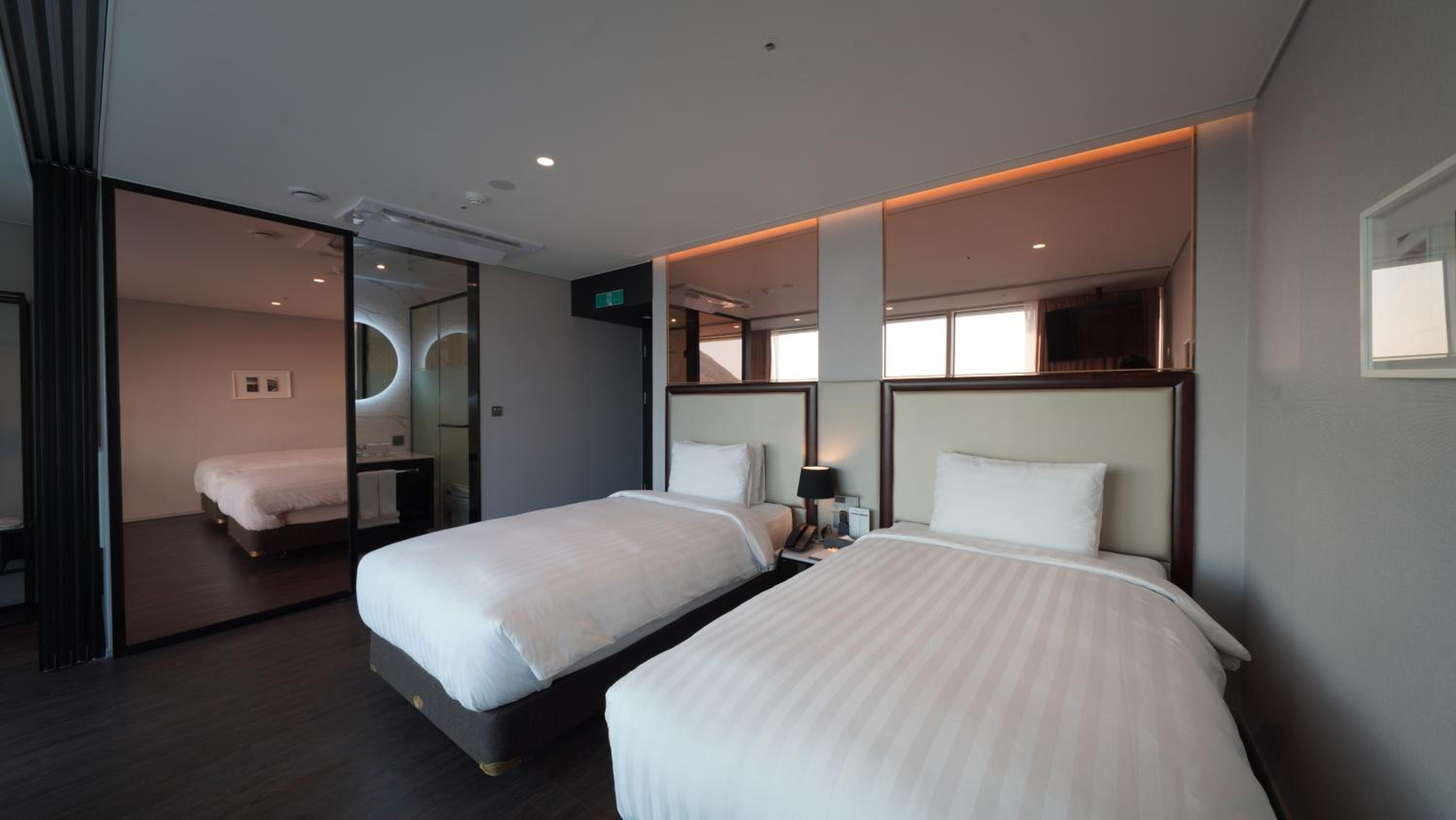 Standard Twin Room with City View - Photo 4