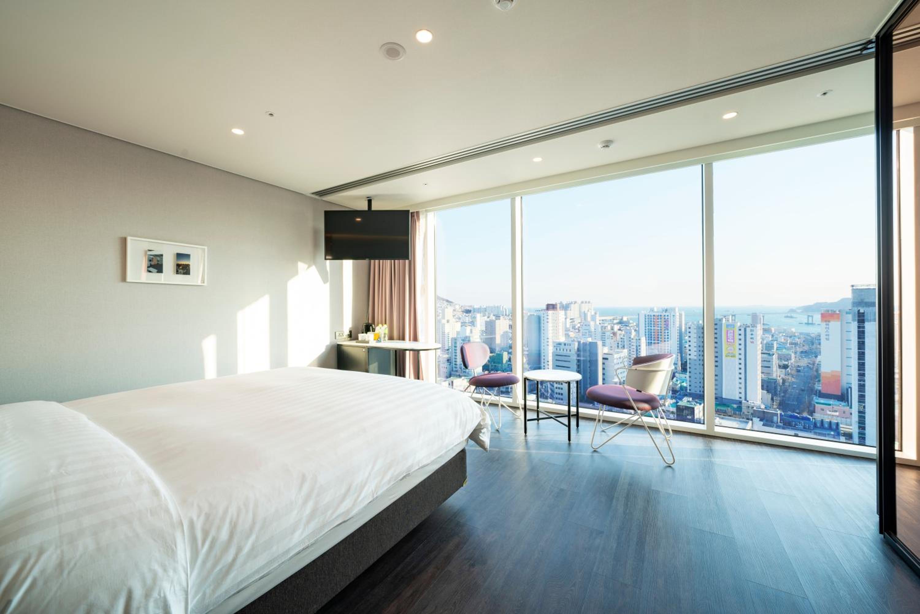 Deluxe Double Room with Partial Ocean View - Photo 2