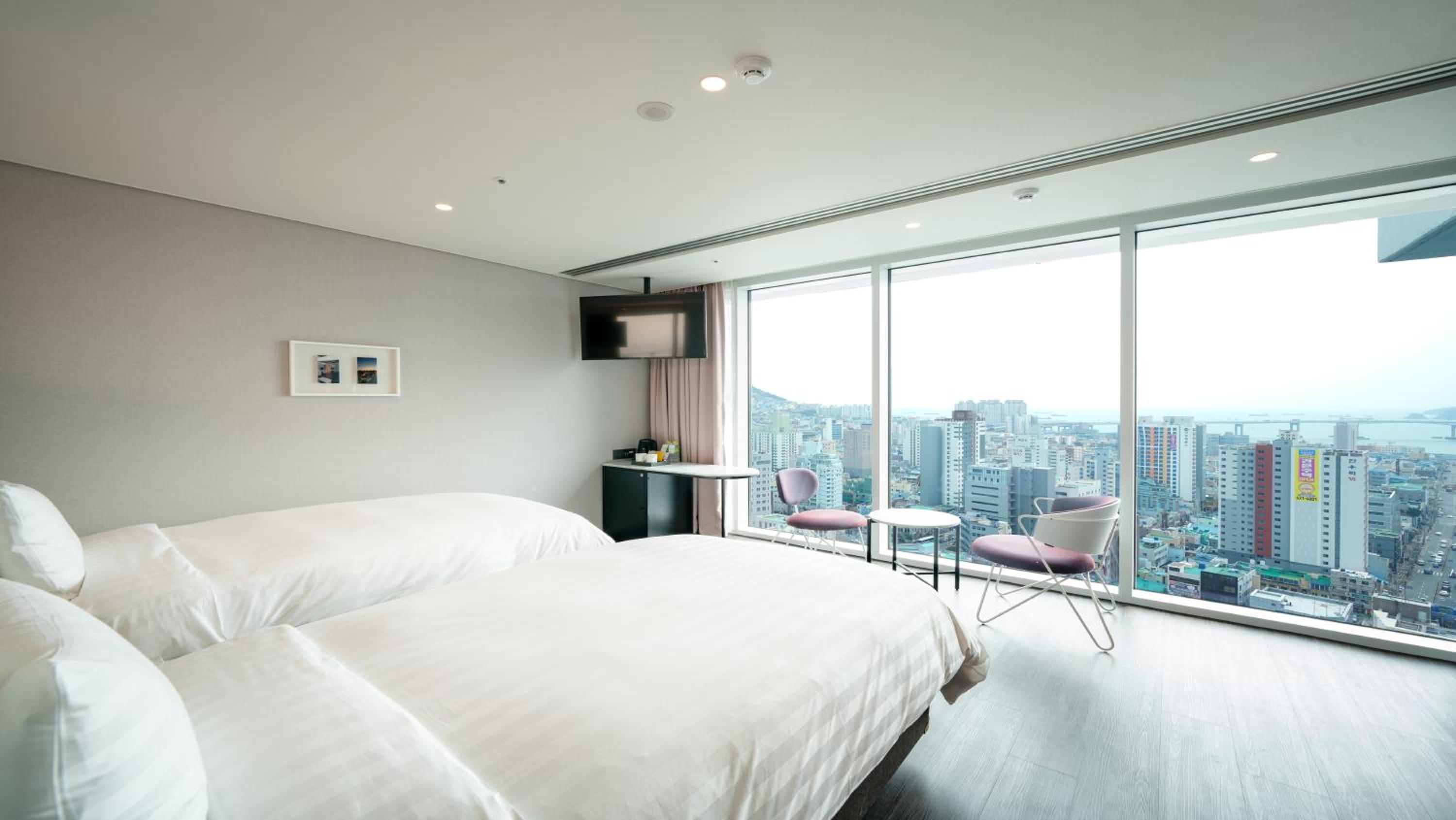 Deluxe Twin Room with Partial Ocean View   - Photo 11
