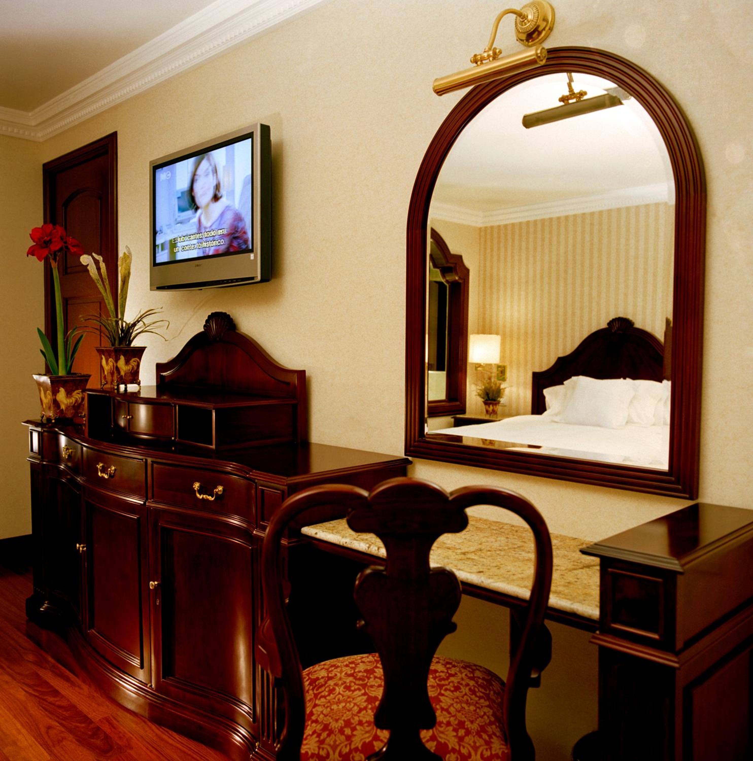 Suite Deluxe with Park View and King Bed photo 3