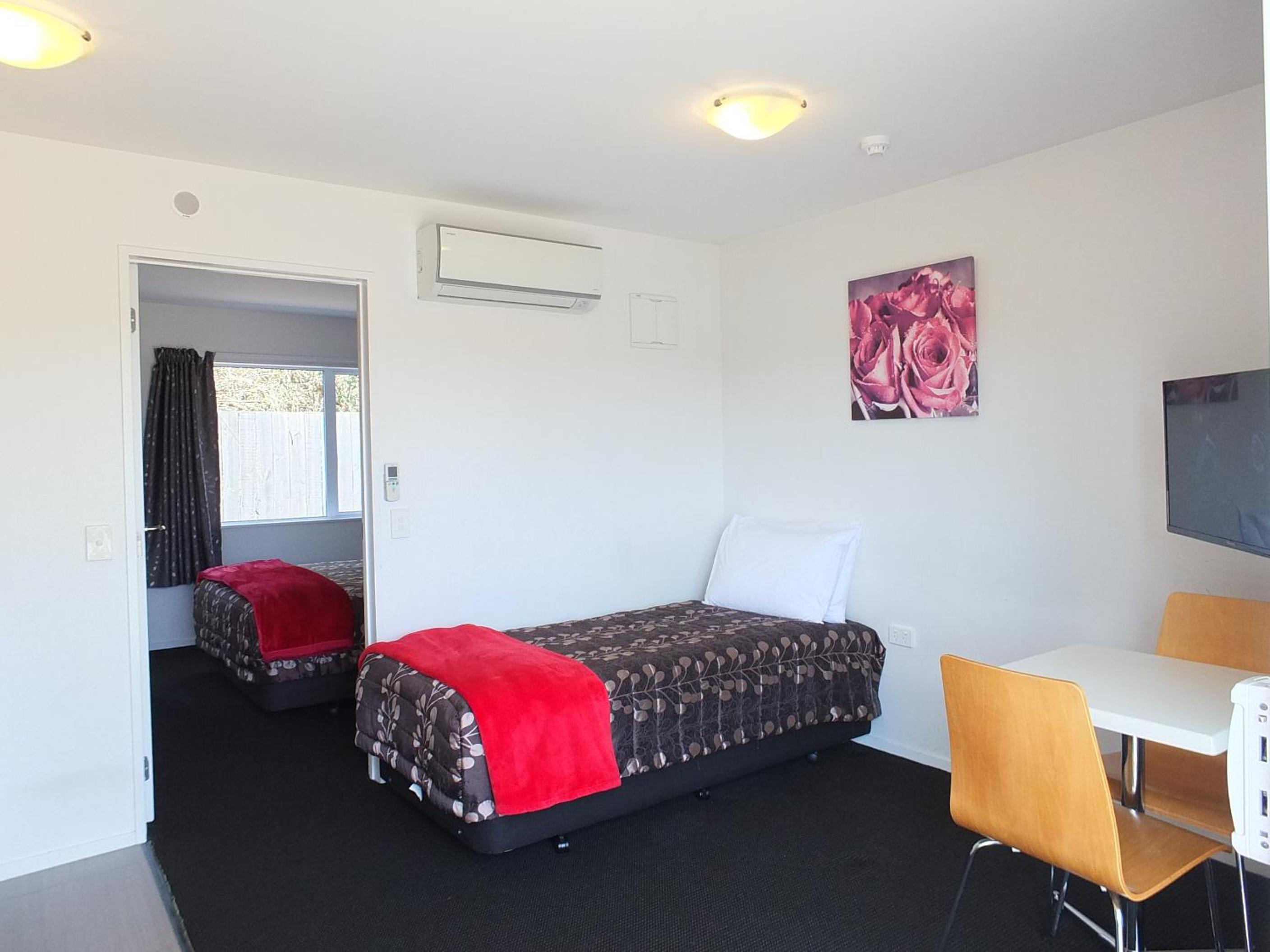 Triple Studio Queen and Single Beds photo 1