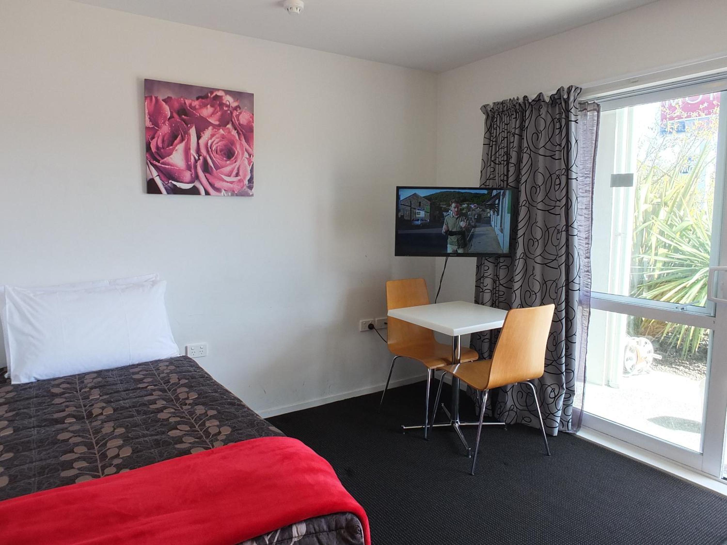Triple Studio Queen and Single Beds photo 2