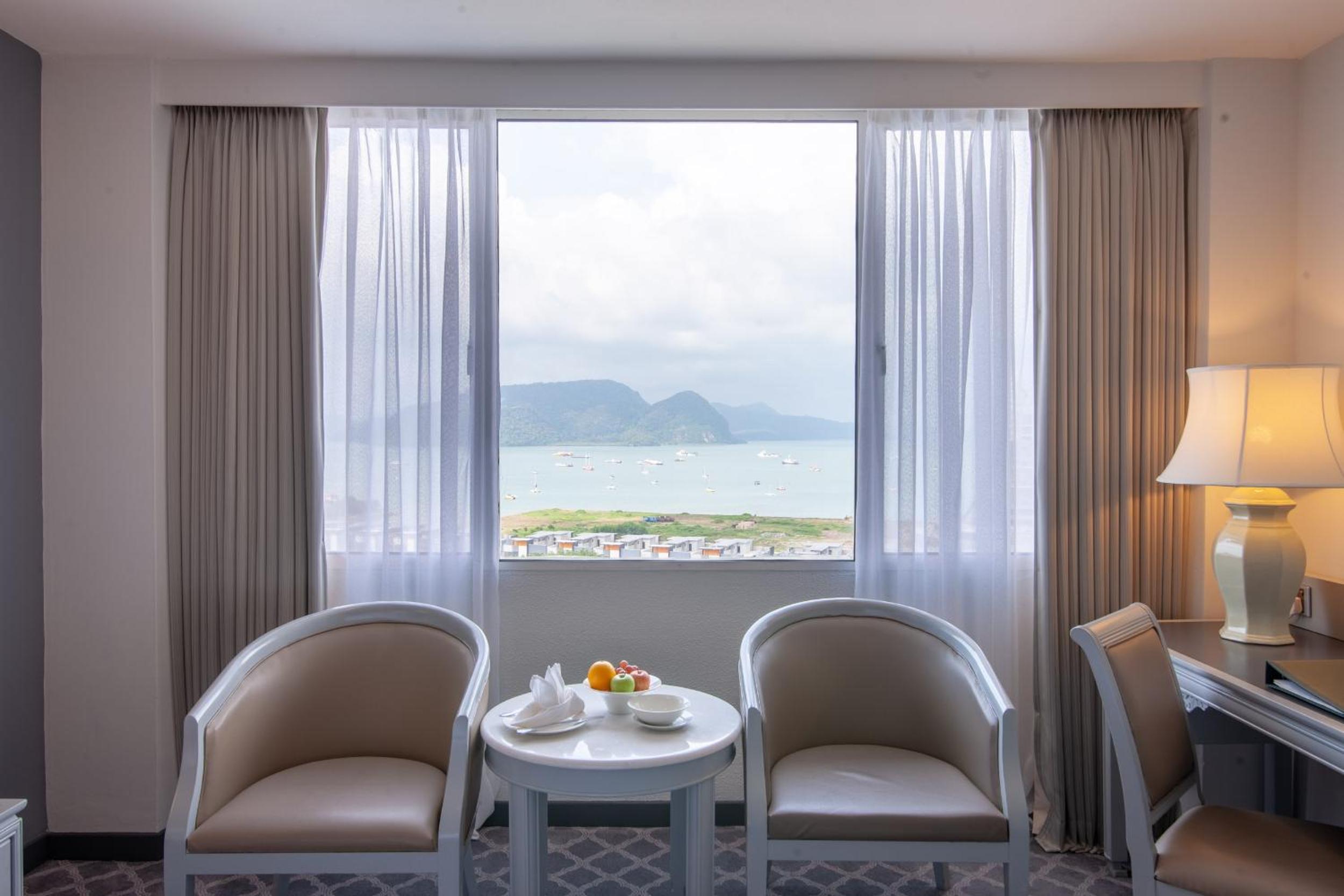 Premier King Room with Sea View - Photo 6